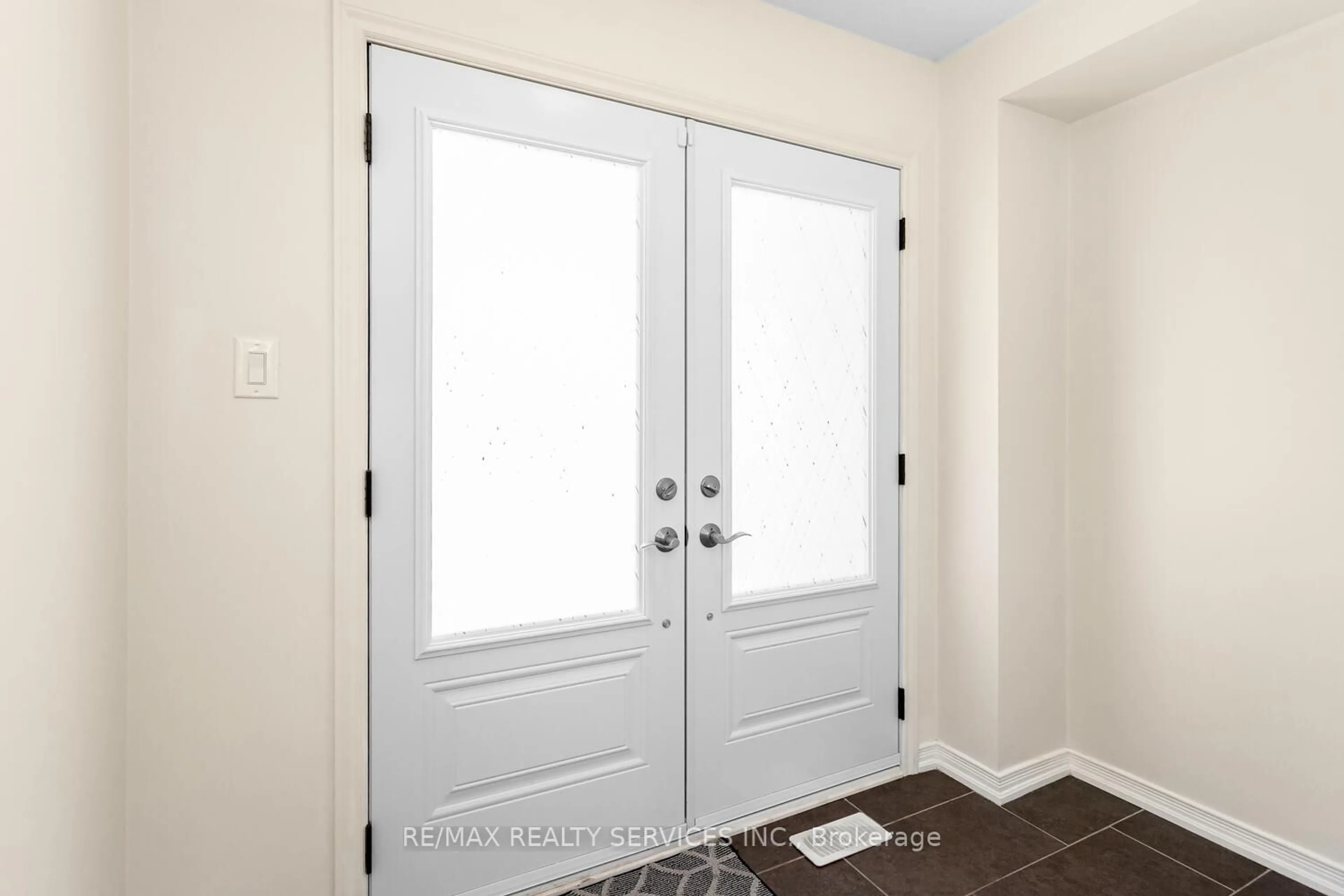 Indoor entryway for 100 Golden Springs Dr, Brampton Ontario L7A 4N6