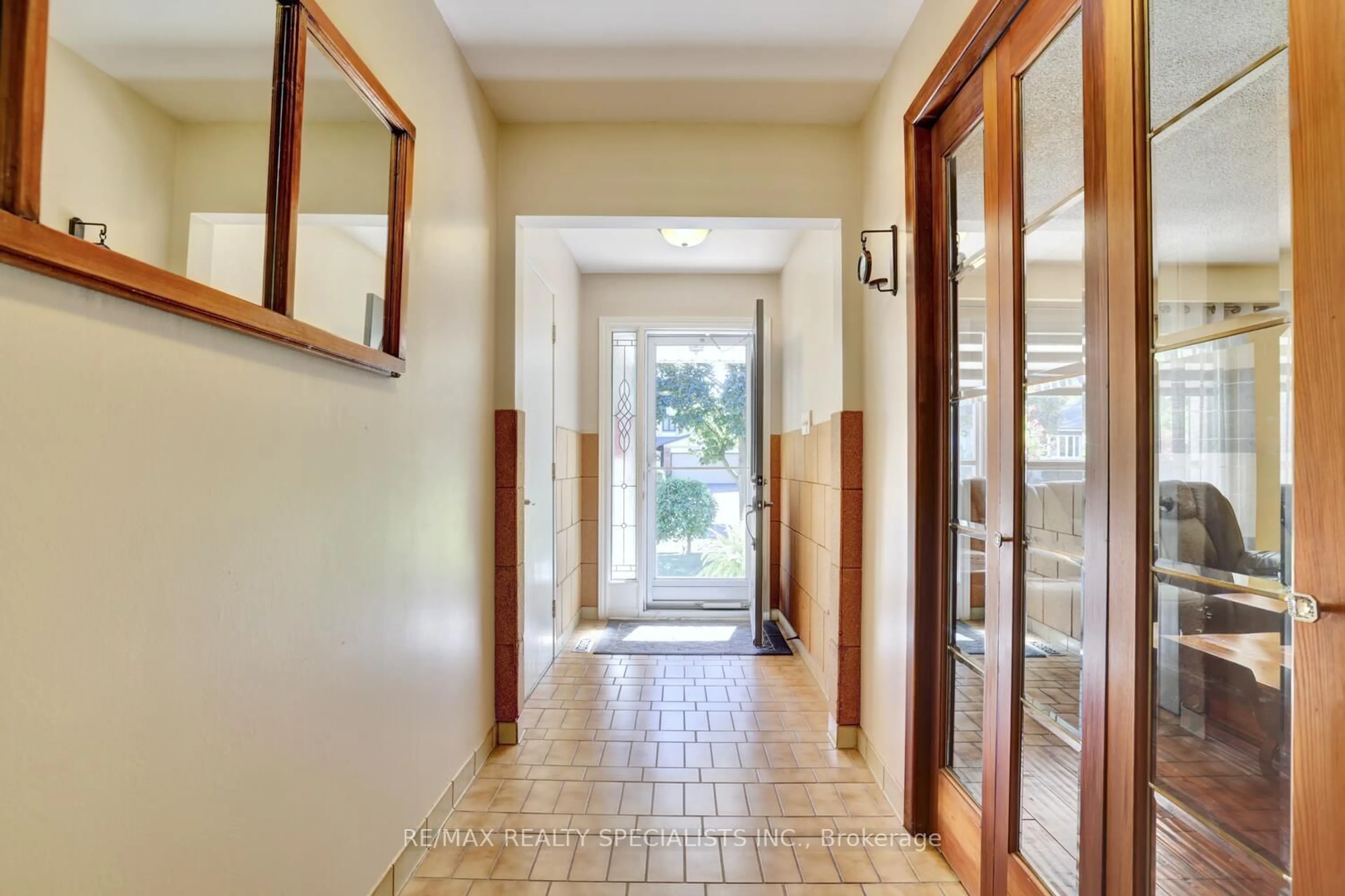 Indoor foyer for 2617 Pinkwell Dr, Mississauga Ontario L5K 2B5