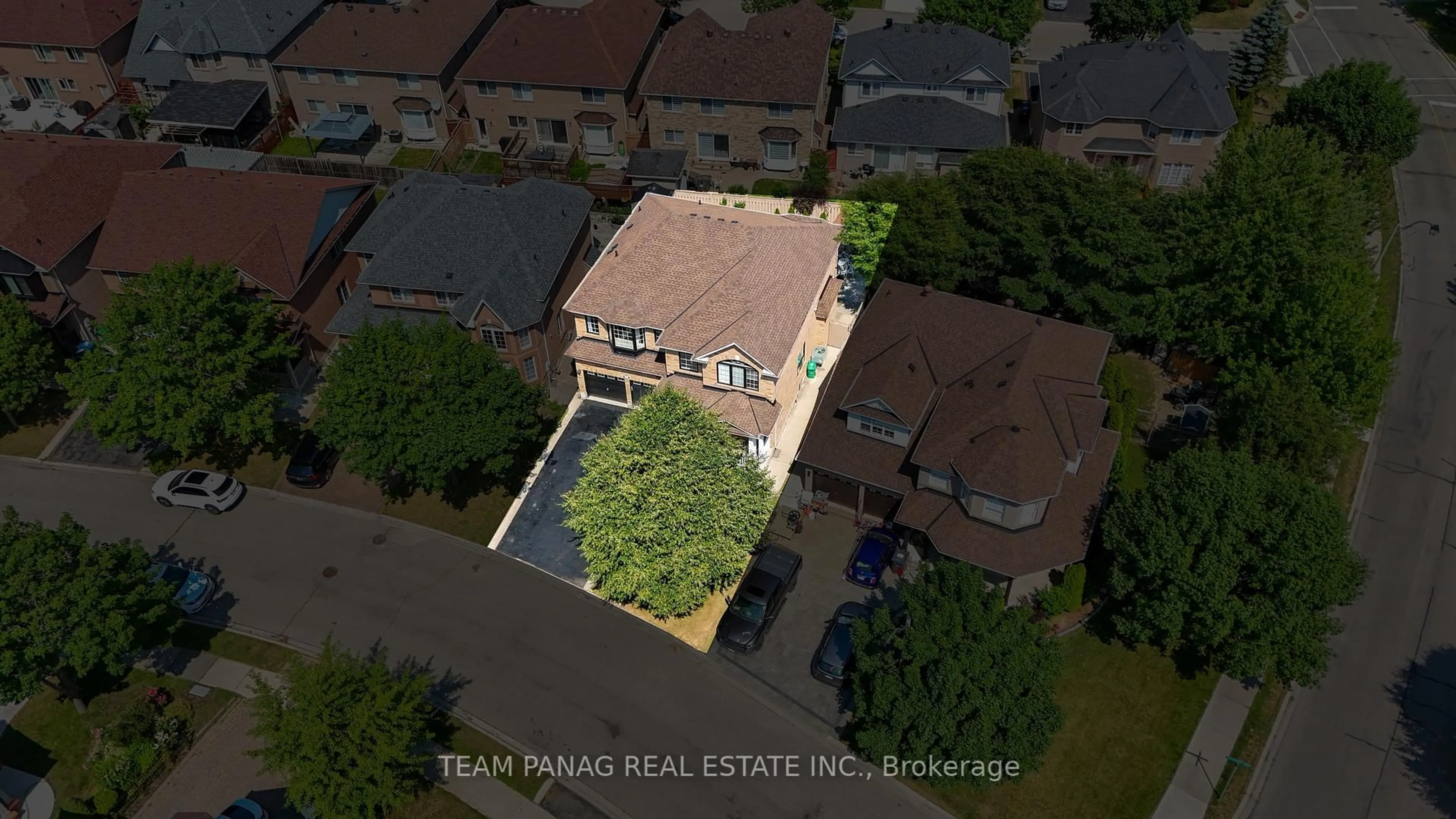 A pic from outside/outdoor area/front of a property/back of a property/a pic from drone, street for 3 Maldives Cres, Brampton Ontario L6P 1L4