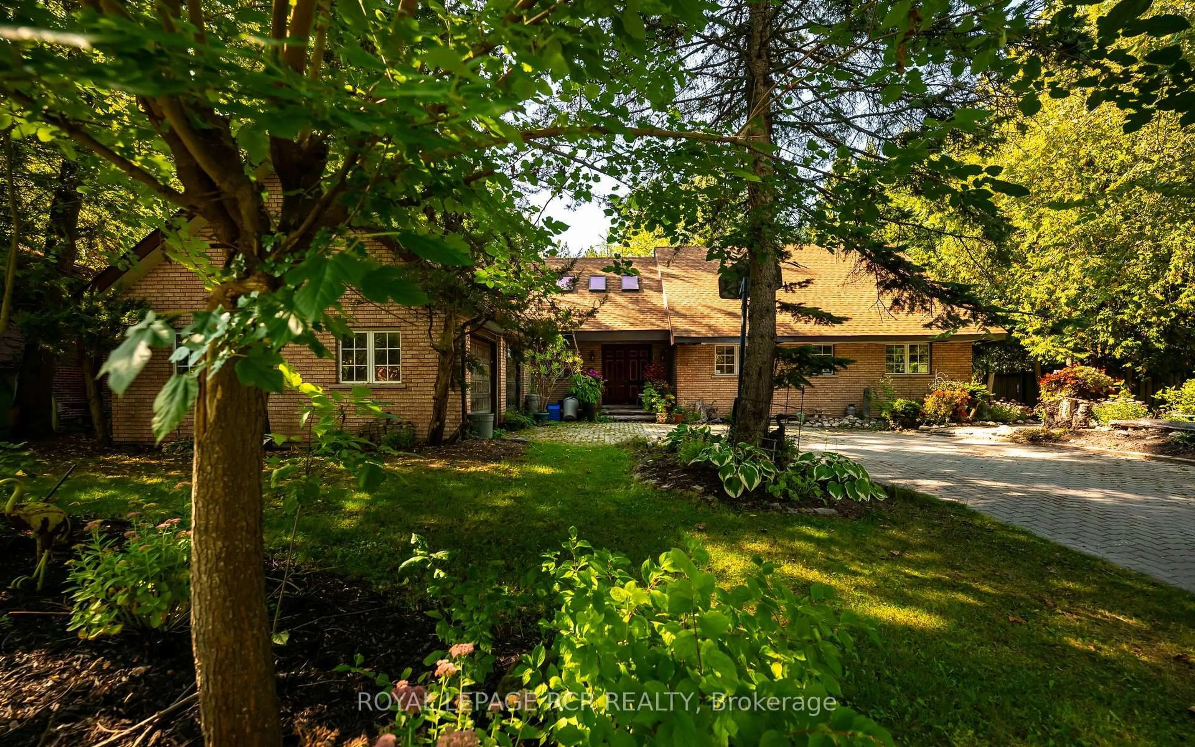 A pic from outside/outdoor area/front of a property/back of a property/a pic from drone, street for 33 Forest Park Rd, Orangeville Ontario L9W 1A1