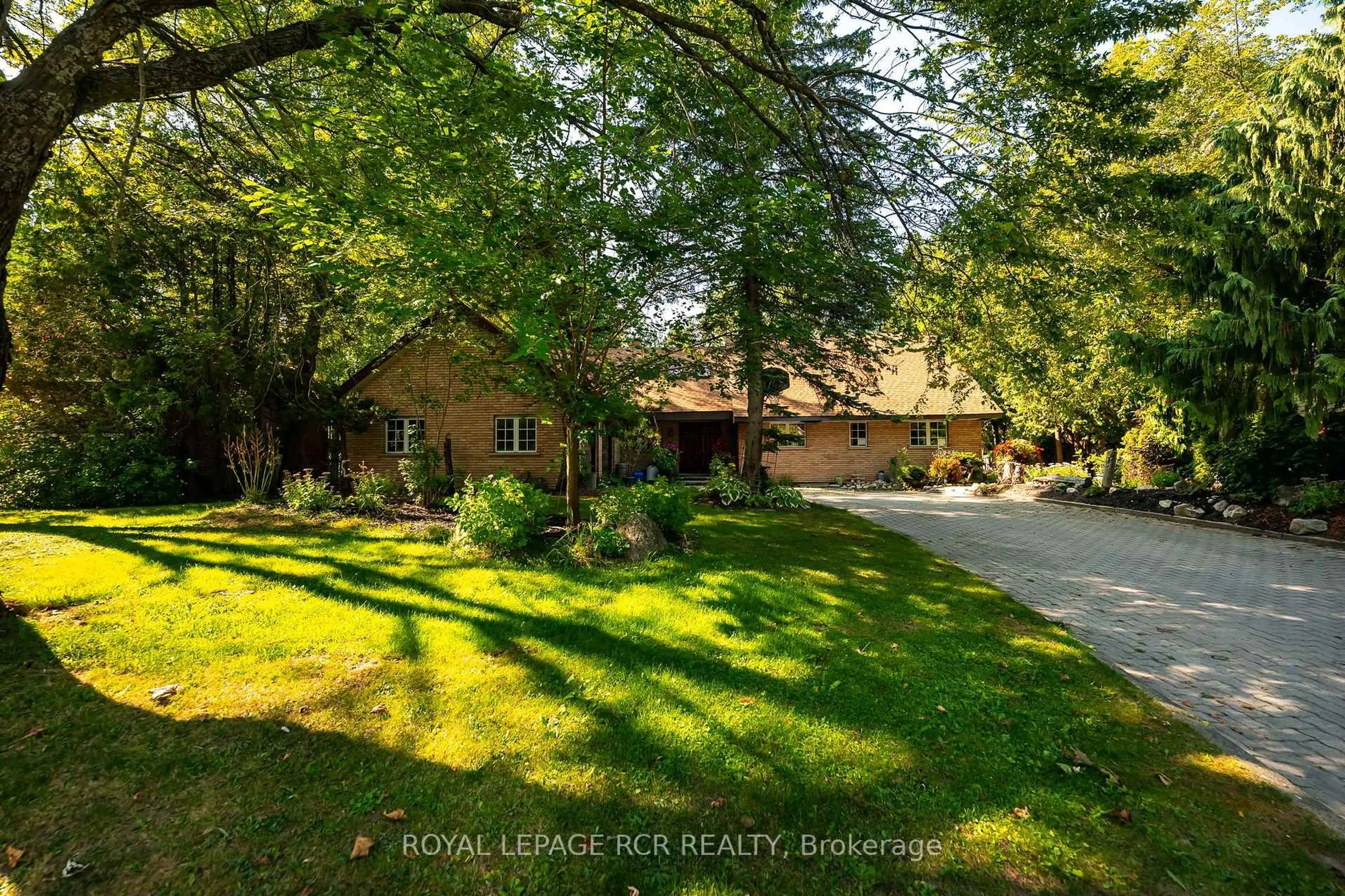A pic from outside/outdoor area/front of a property/back of a property/a pic from drone, street for 33 Forest Park Rd, Orangeville Ontario L9W 1A1