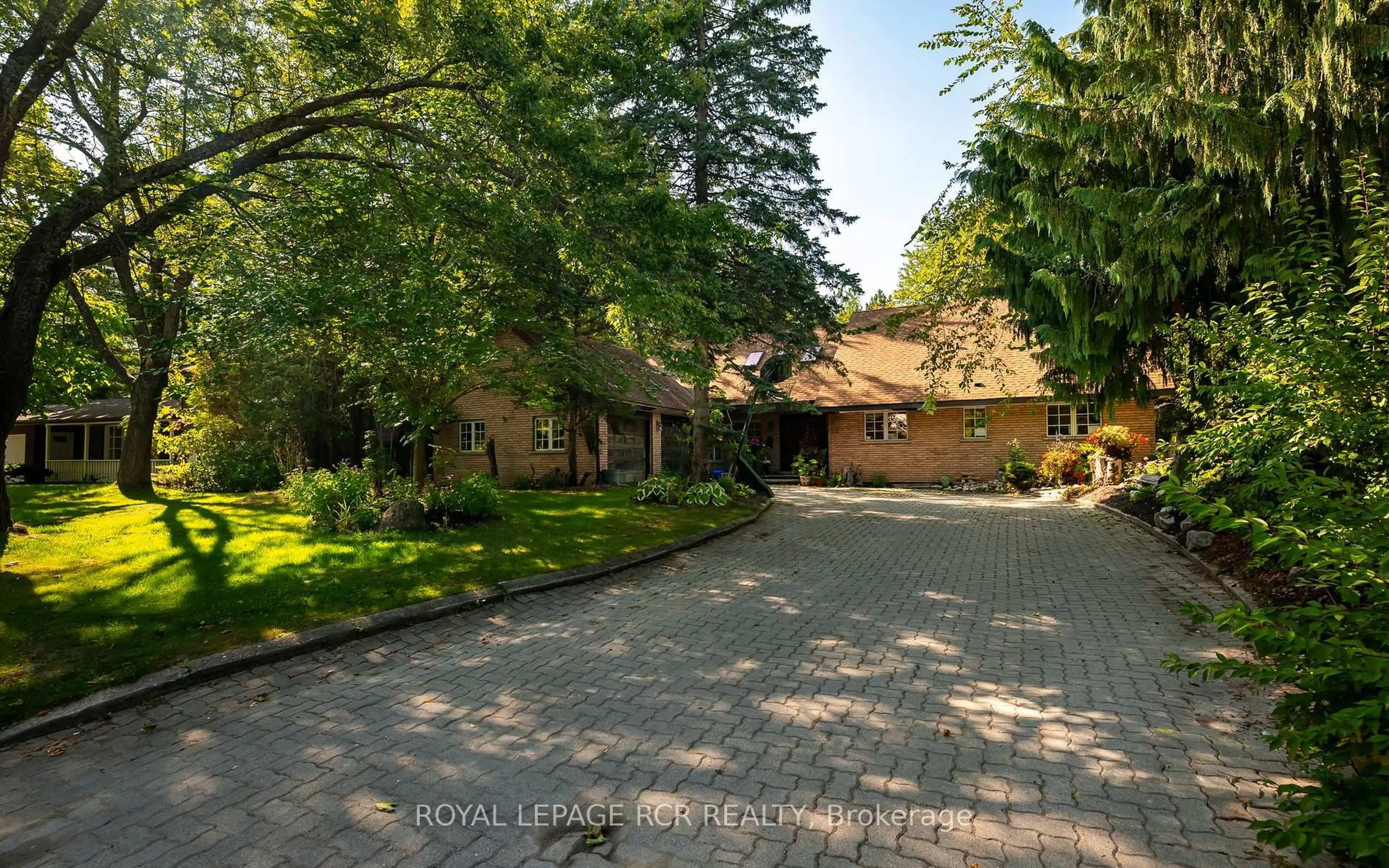 A pic from outside/outdoor area/front of a property/back of a property/a pic from drone, street for 33 Forest Park Rd, Orangeville Ontario L9W 1A1