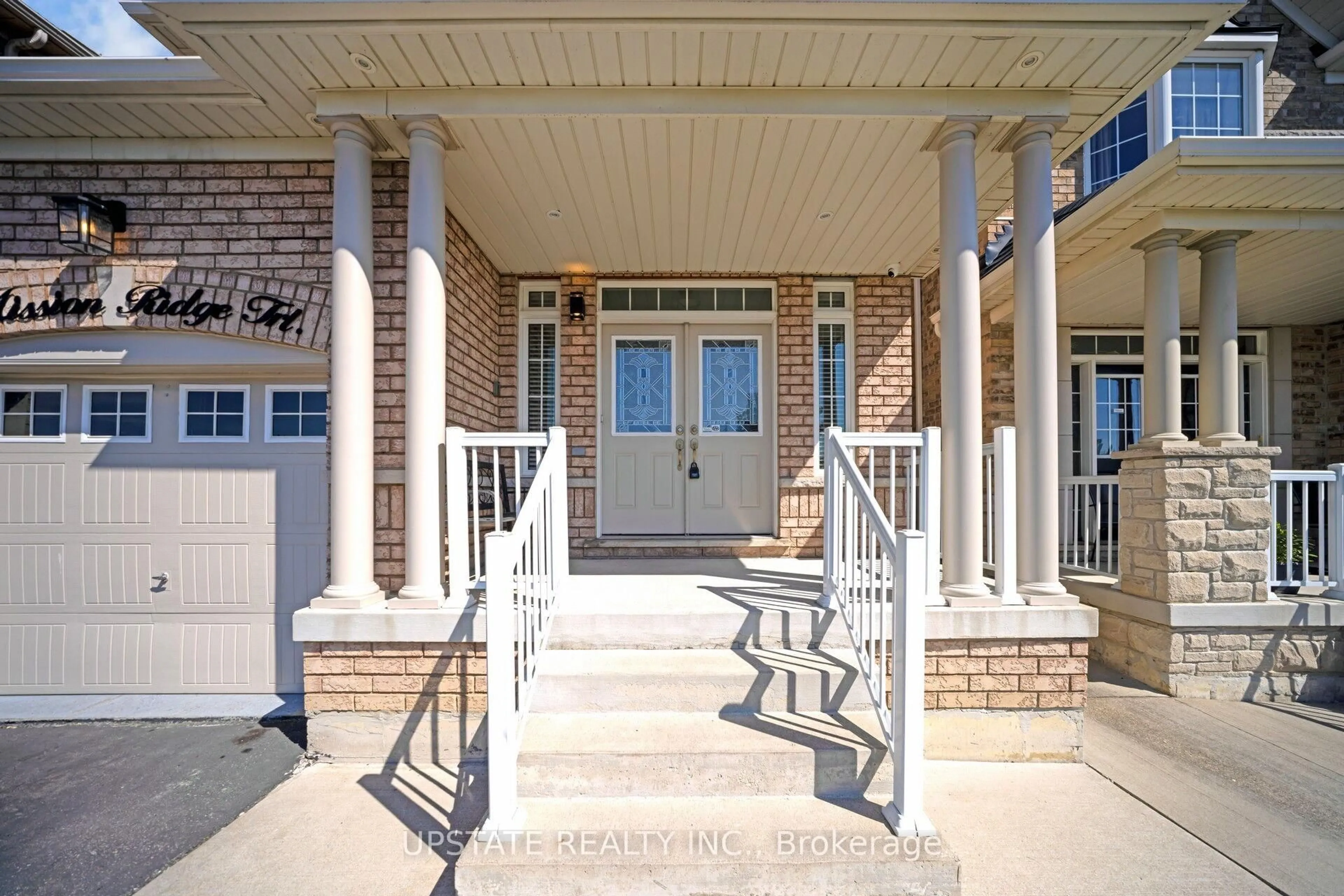 Indoor entryway for 37 Mission Ridge Tr, Brampton Ontario L6P 3H4