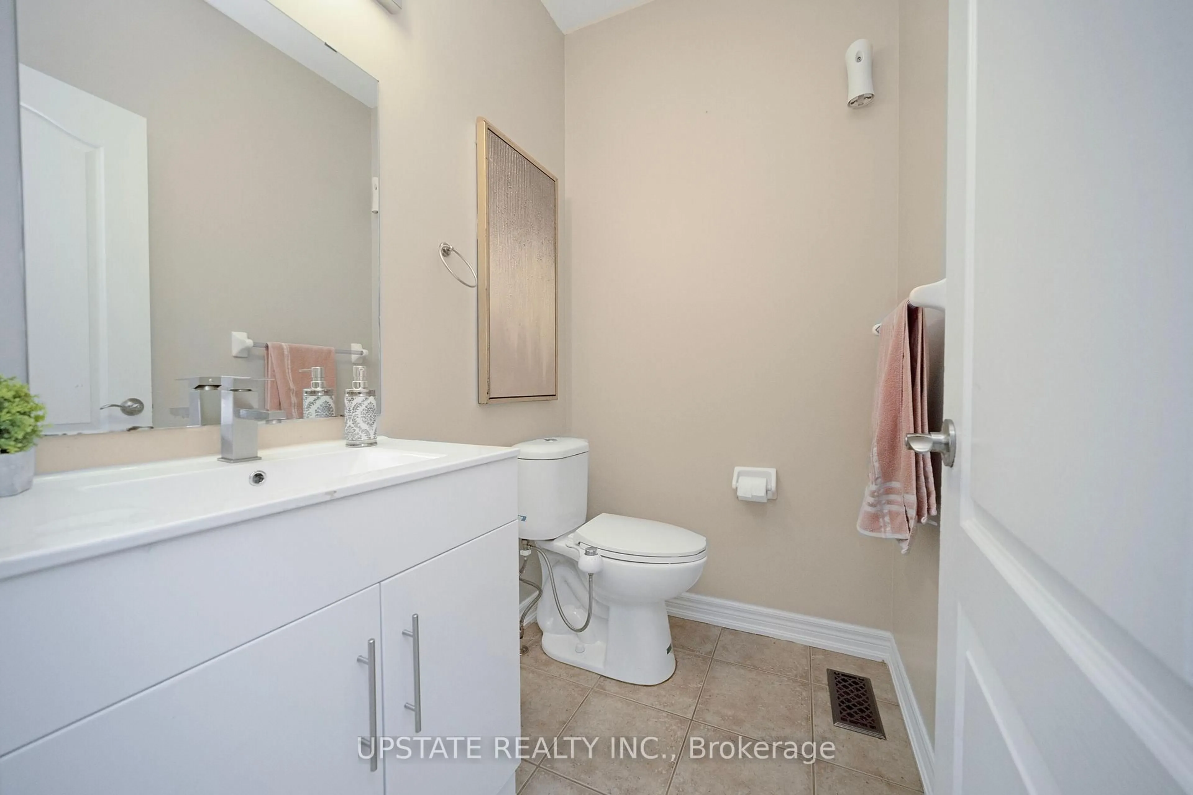 Standard bathroom, ceramic/tile floor for 37 Mission Ridge Tr, Brampton Ontario L6P 3H4