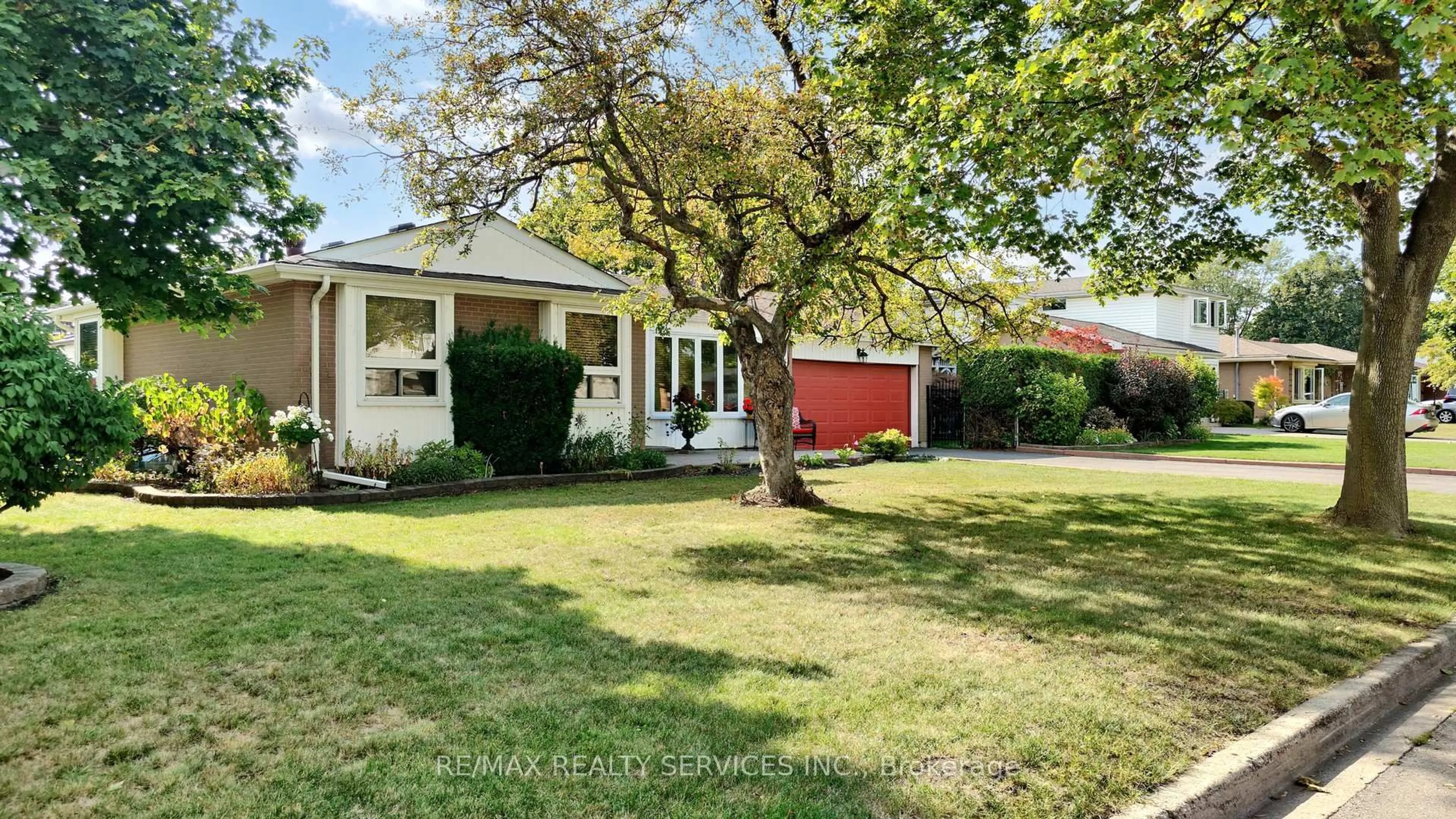 A pic from outside/outdoor area/front of a property/back of a property/a pic from drone, street for 64 Glebe Cres, Brampton Ontario L6S 1G1