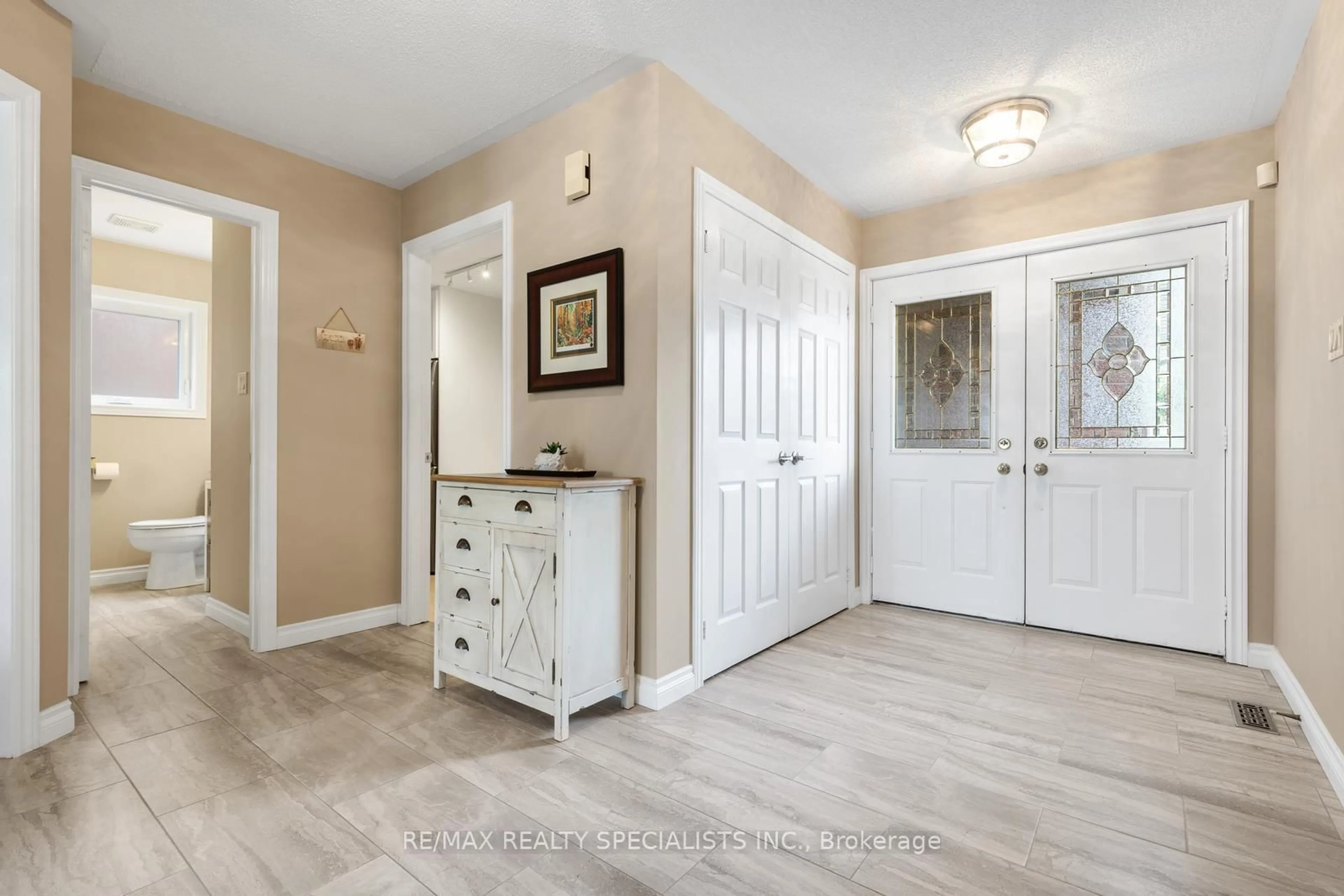 Indoor entryway for 6859 Summer Heights Dr, Mississauga Ontario L5N 7E7