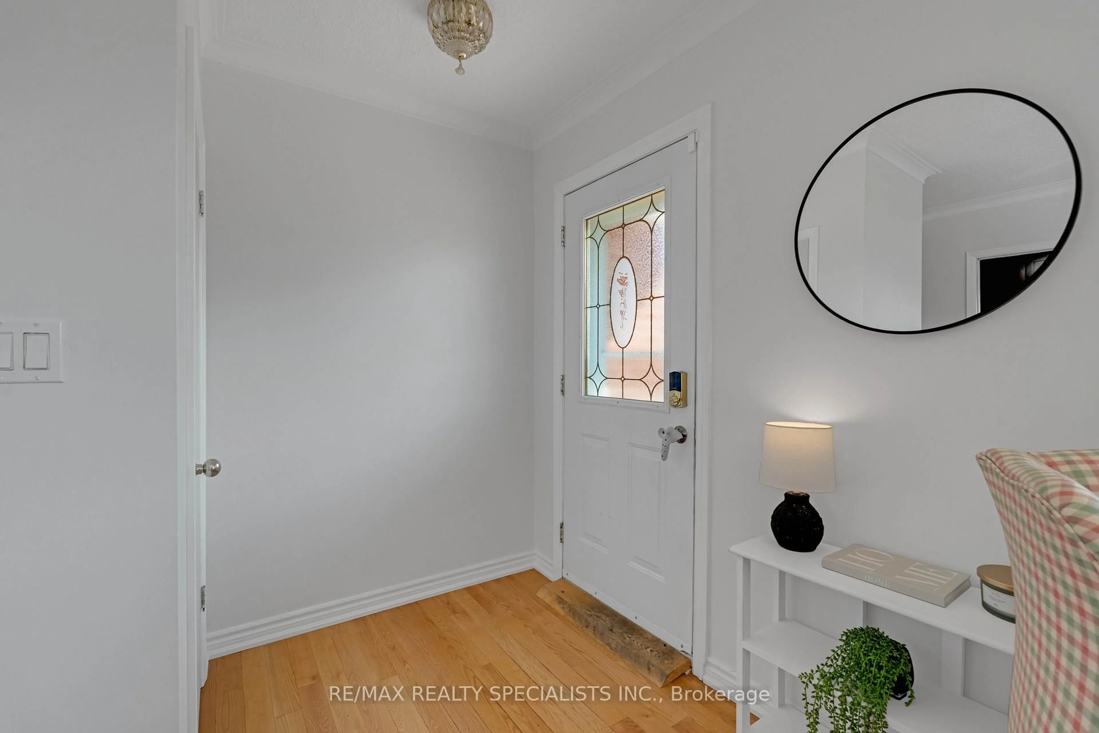 Indoor entryway for 36 Norton Cres, Halton Hills Ontario L7G 1N2