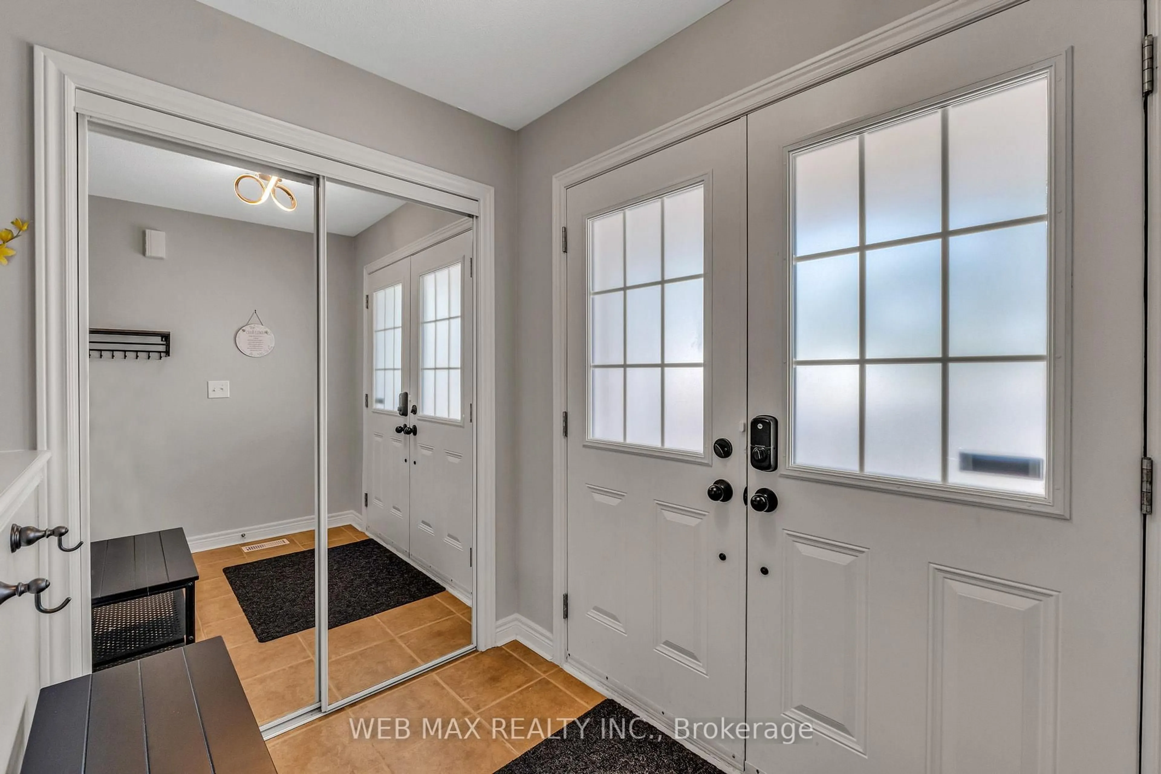 Indoor entryway for 3360 Mikalda Rd, Burlington Ontario L7M 0K9
