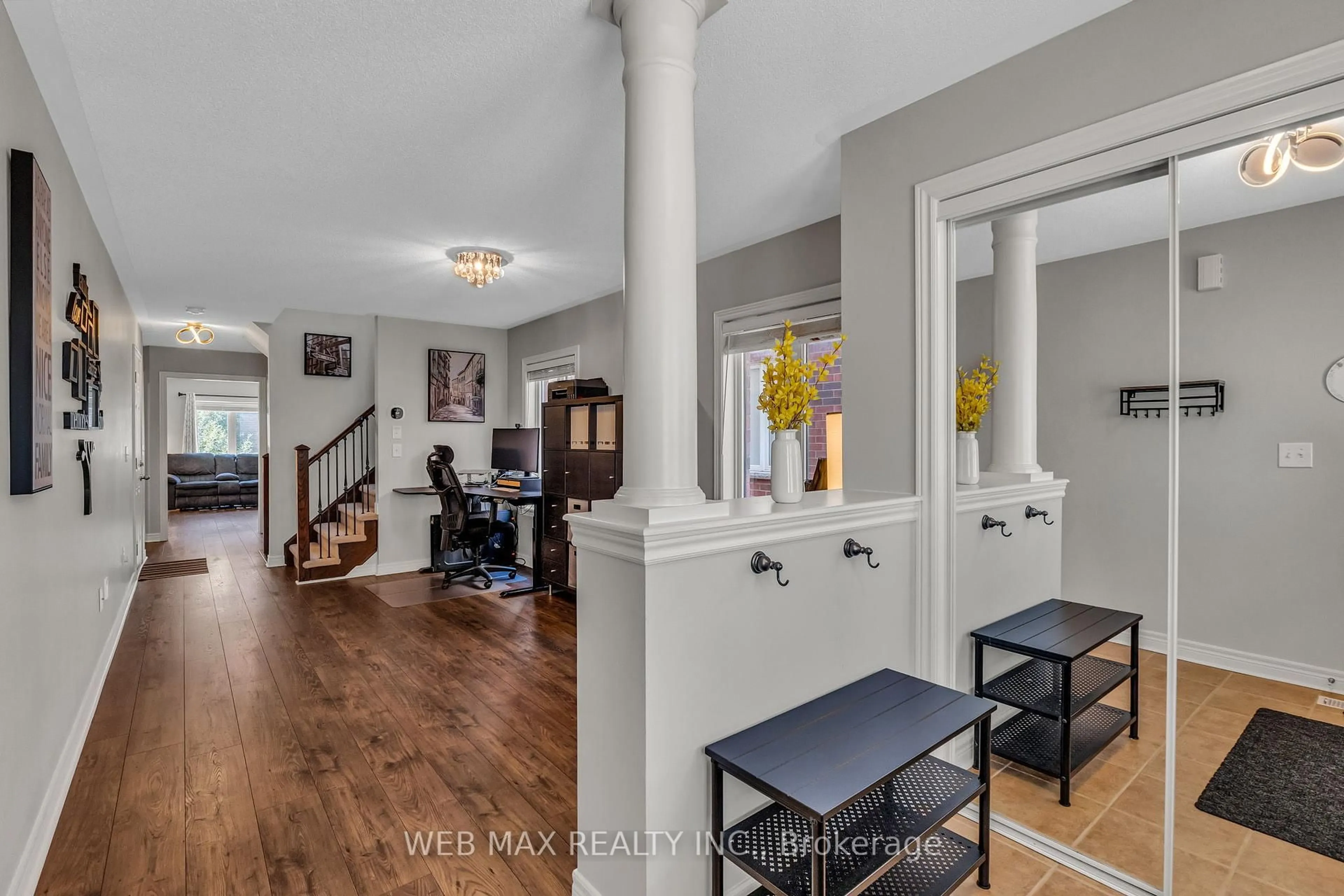 Indoor entryway for 3360 Mikalda Rd, Burlington Ontario L7M 0K9