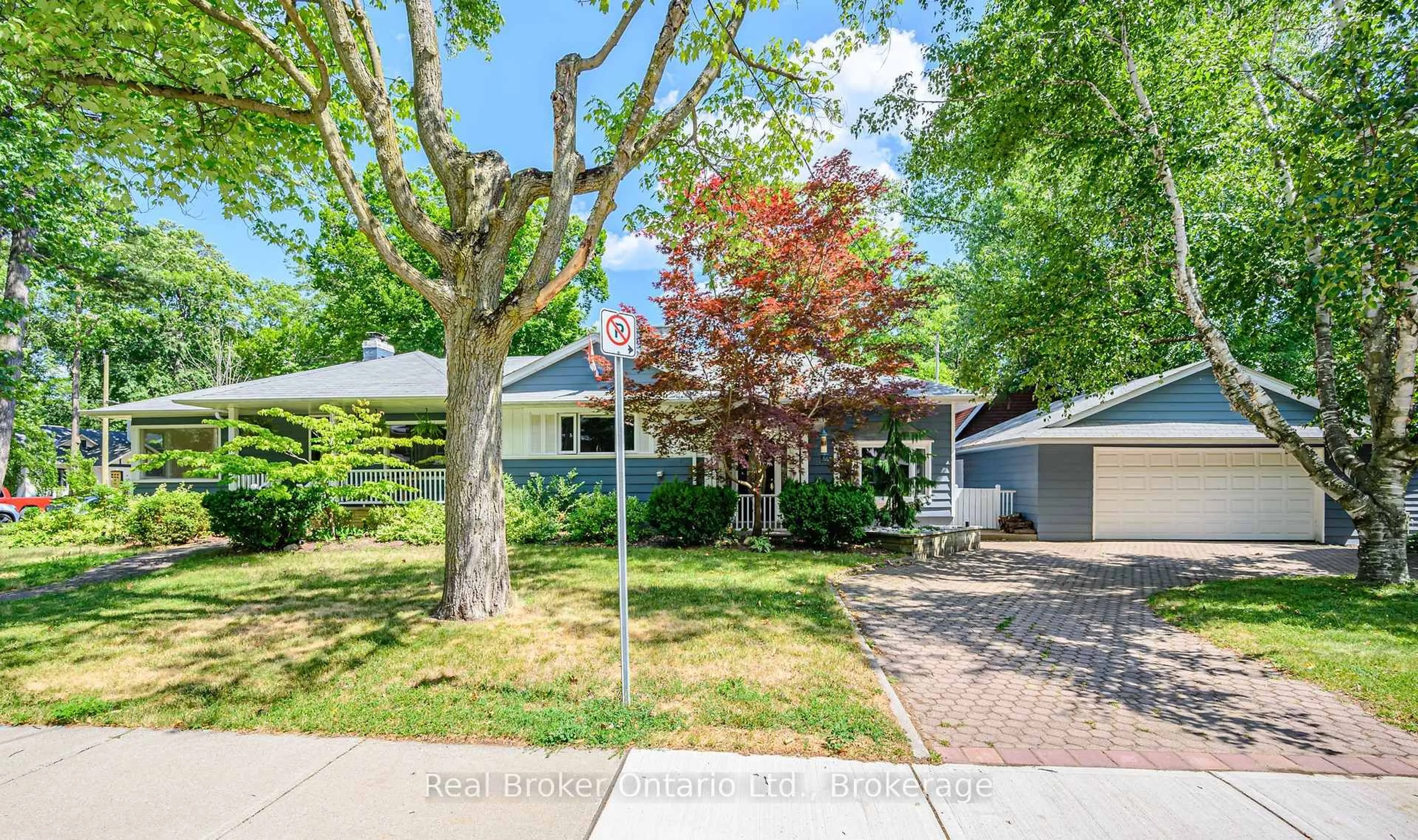 A pic from outside/outdoor area/front of a property/back of a property/a pic from drone, street for 374 Spruce St, Oakville Ontario L6J 2H3