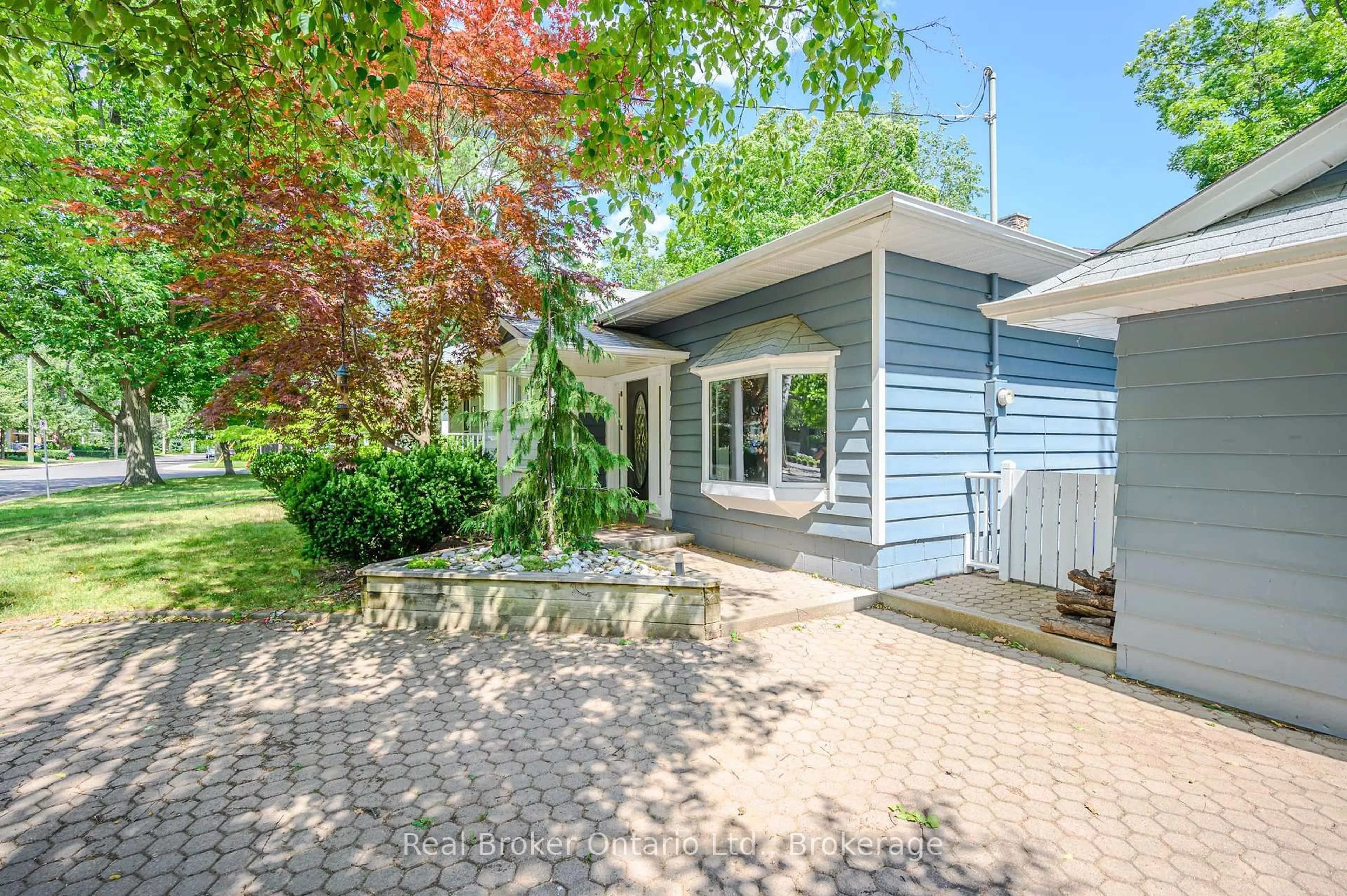 Home with vinyl exterior material, street for 374 Spruce St, Oakville Ontario L6J 2H3