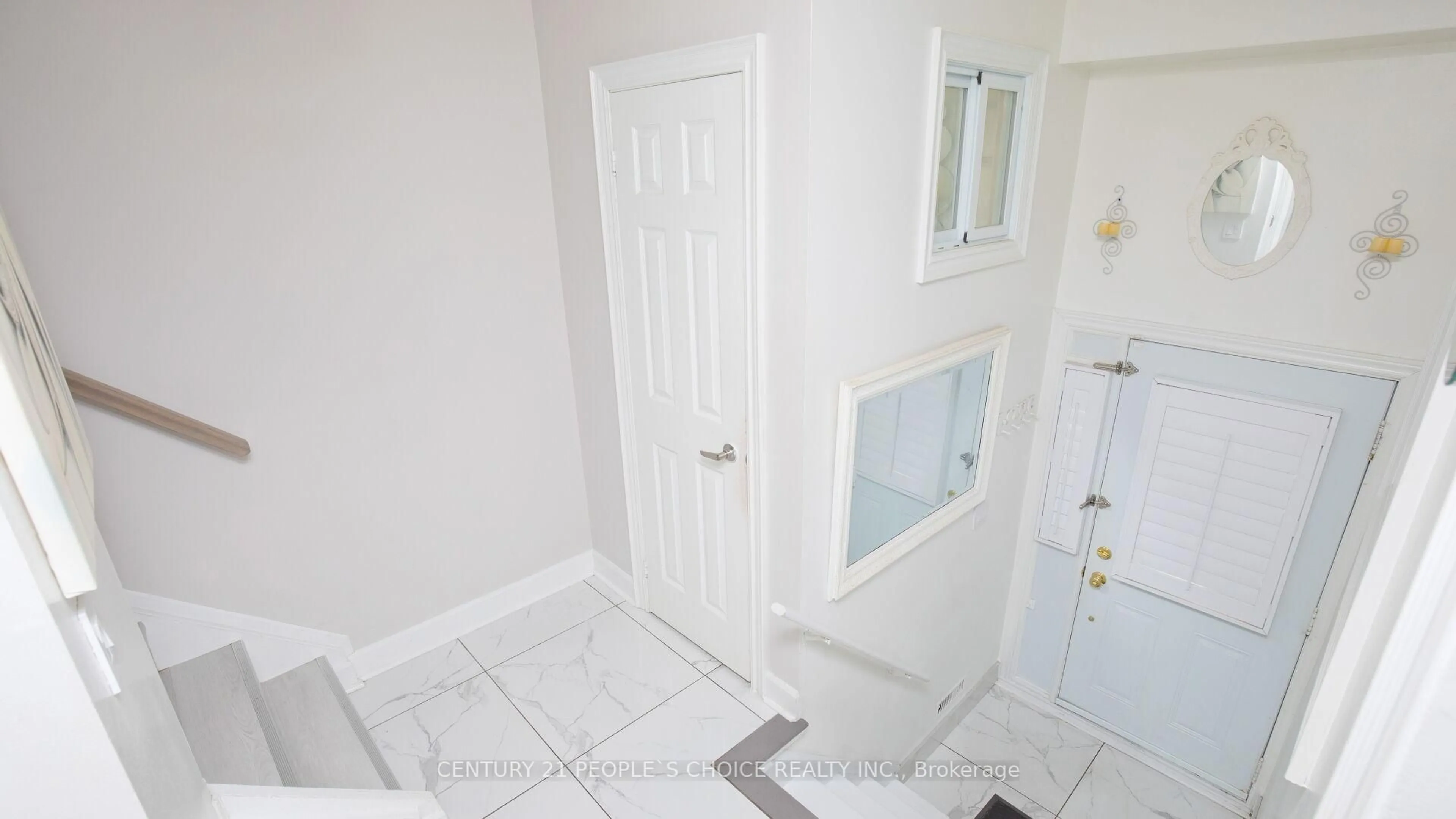 Indoor entryway for 3525 Brandon Gate #54, Mississauga Ontario L4T 3M3
