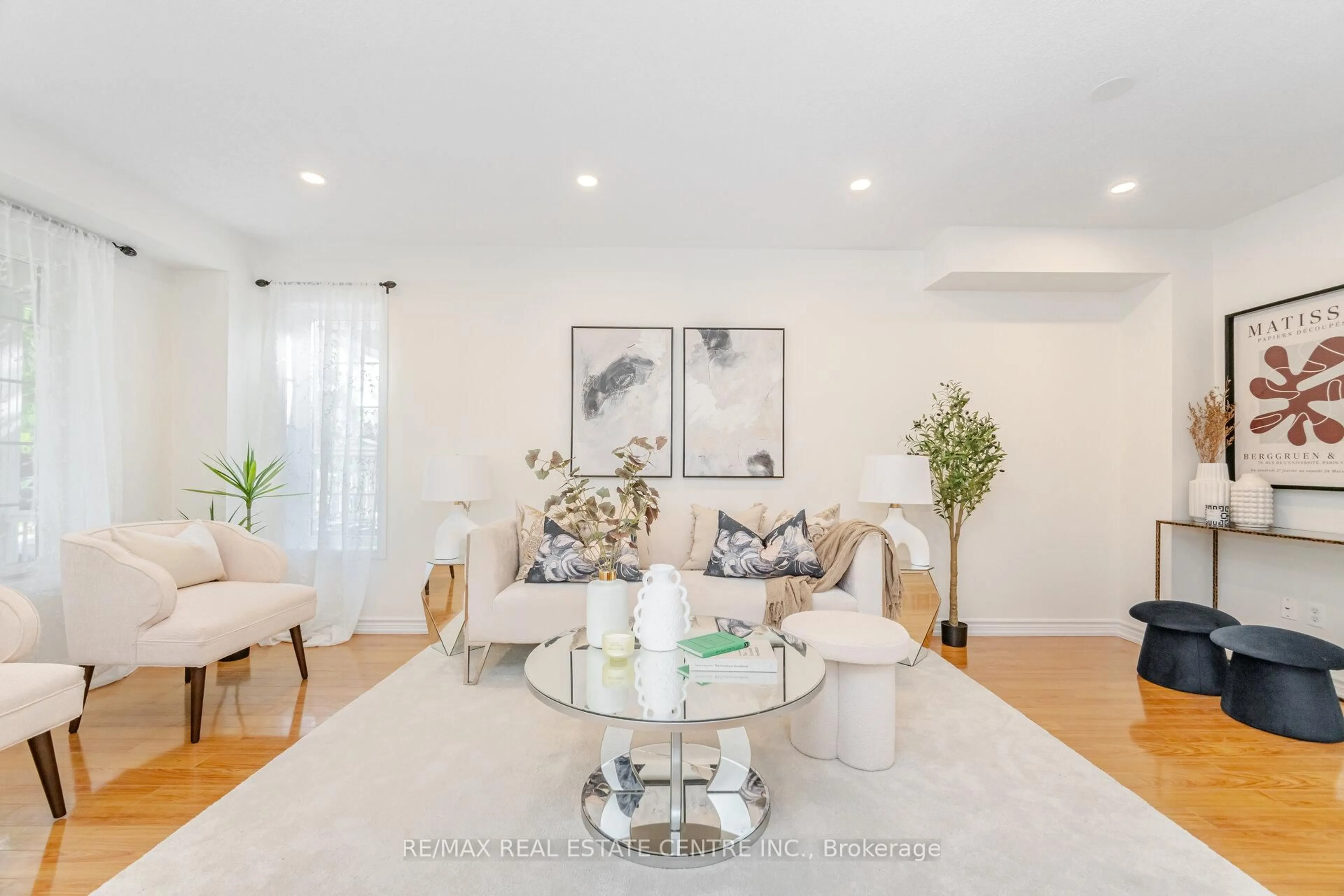 Living room with furniture, unknown for 86 Pauline Cres, Brampton Ontario L7A 2V7