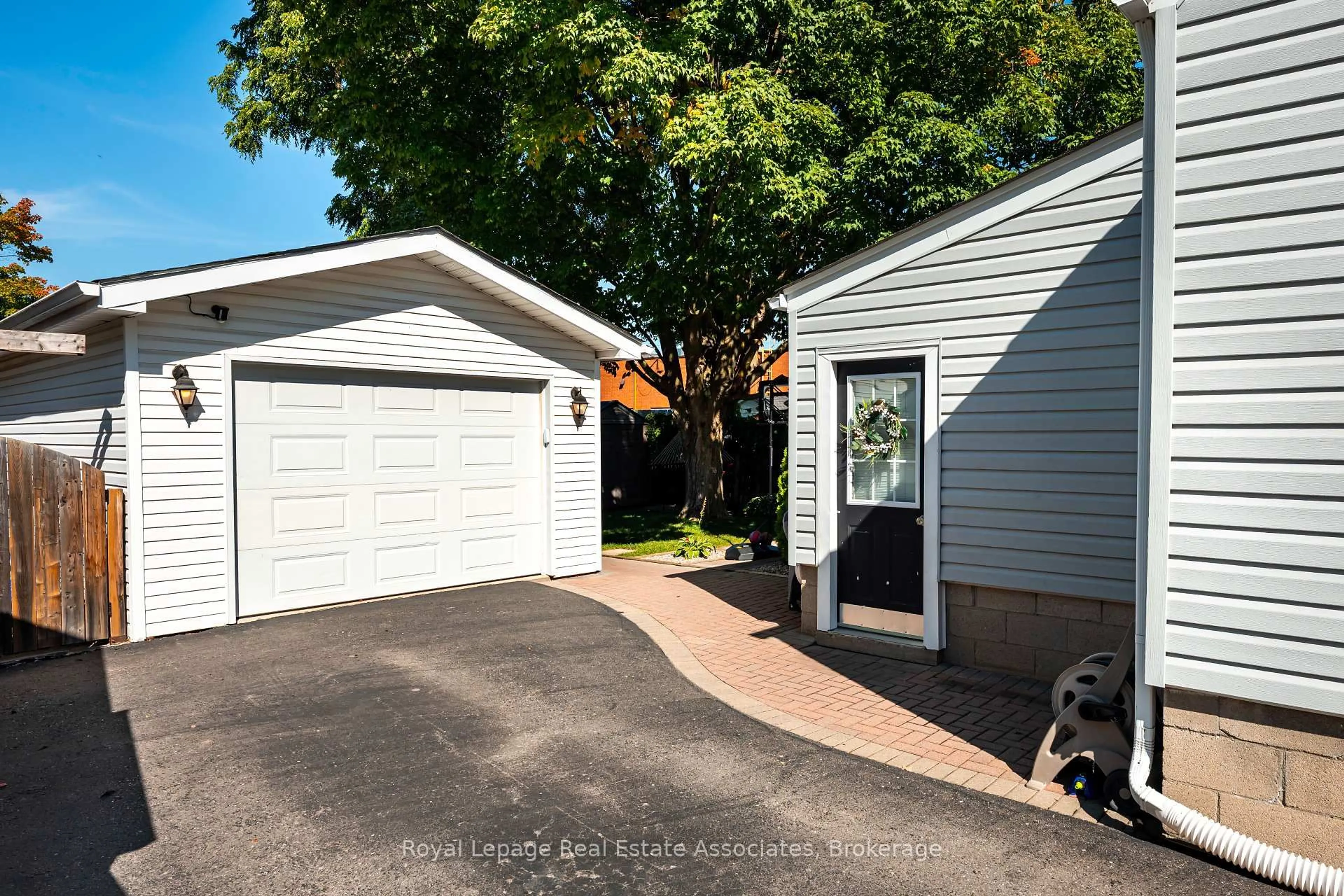 Indoor garage for 10 Normandy Blvd, Halton Hills Ontario L7G 1W1