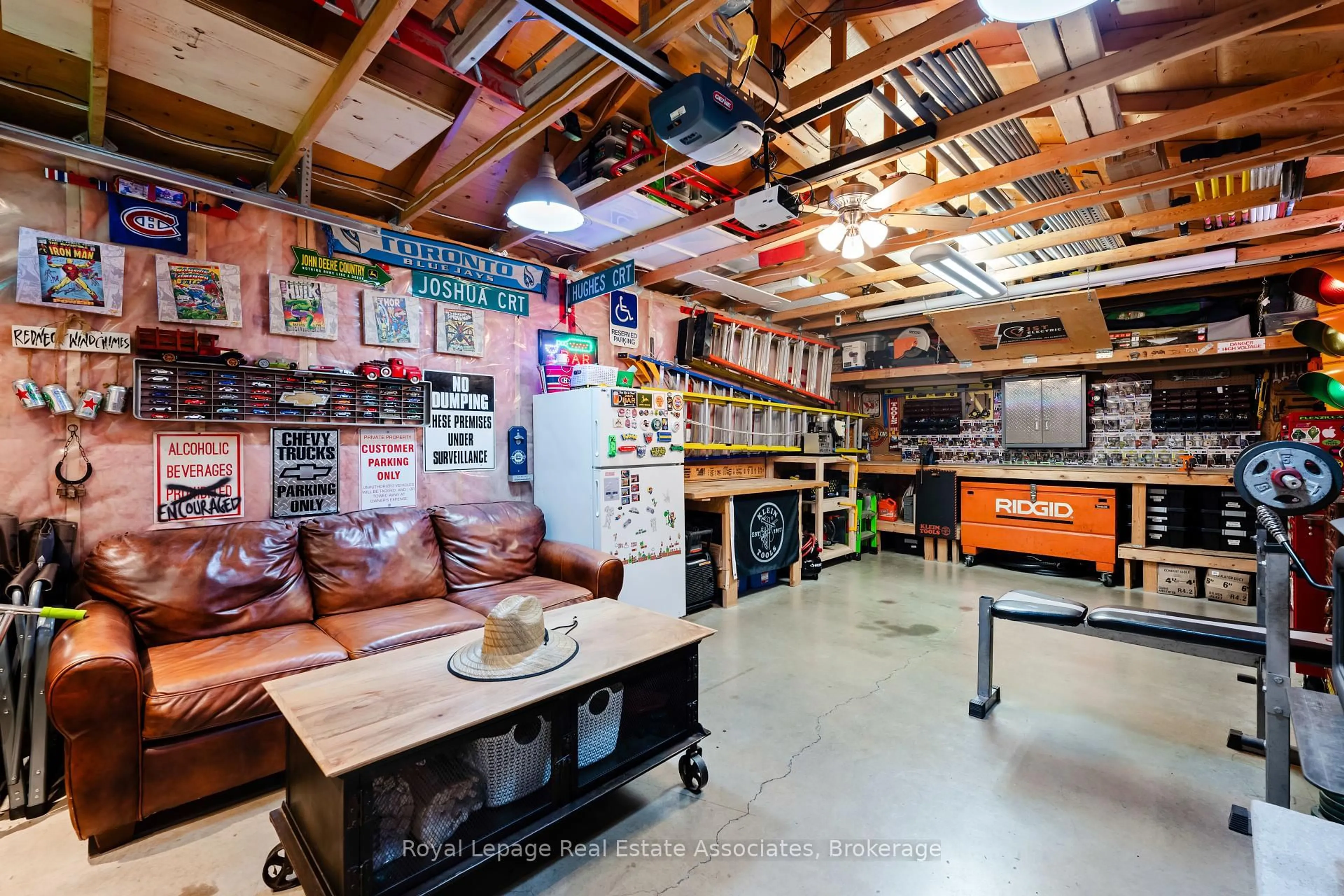 Indoor garage for 10 Normandy Blvd, Halton Hills Ontario L7G 1W1