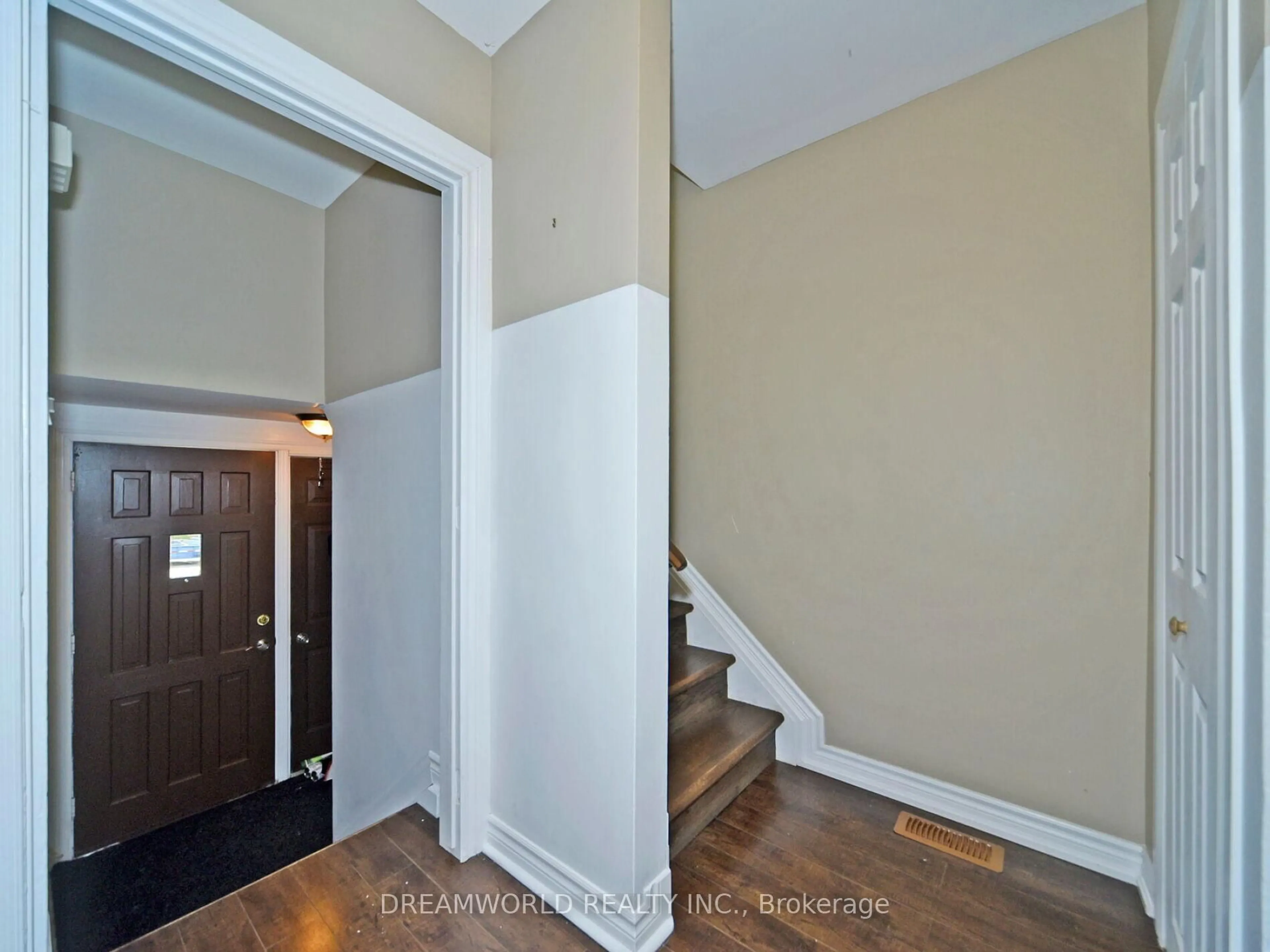 Indoor entryway for 185 Habitant Dr, Toronto Ontario M9M 2P4
