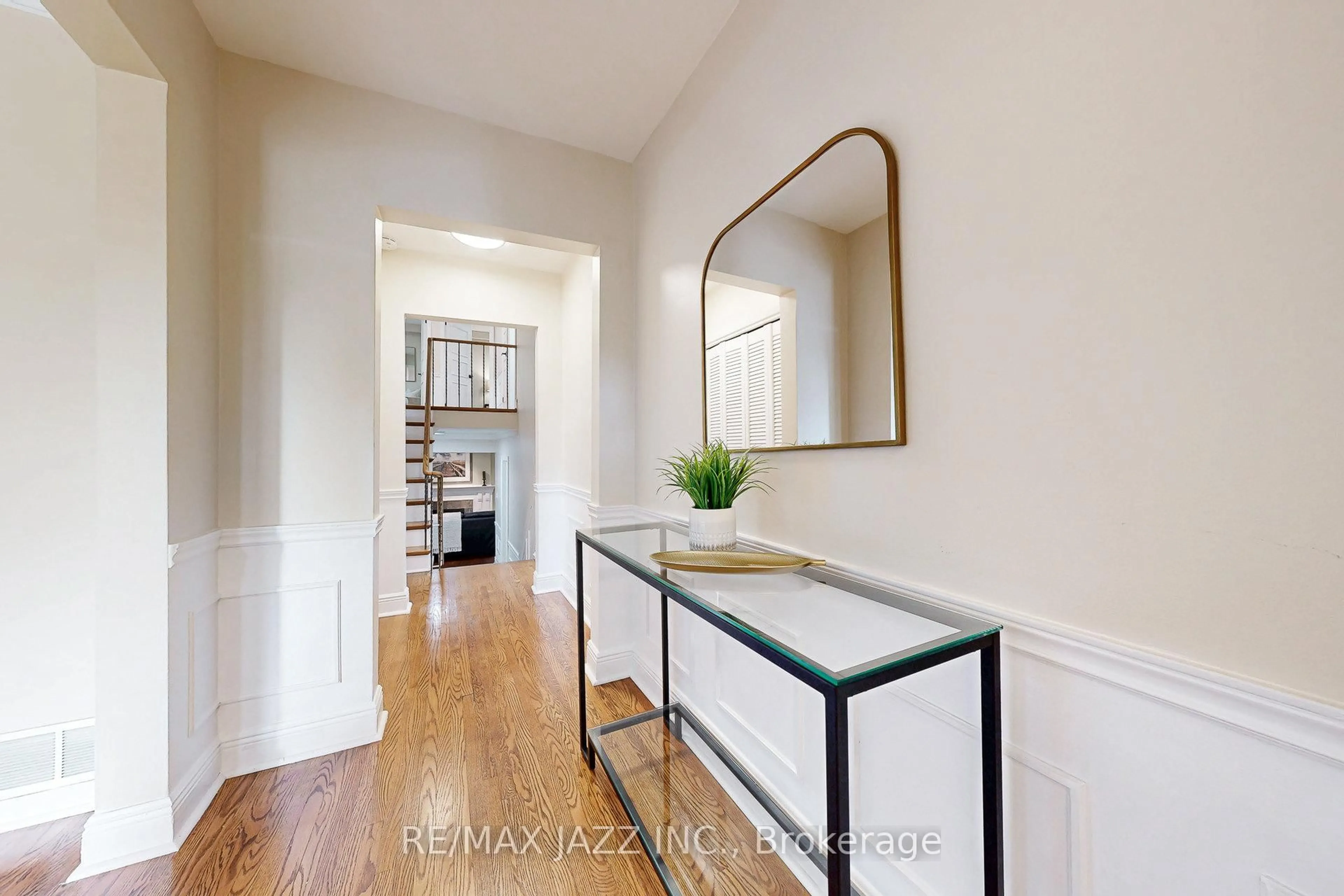 Indoor entryway for 43 Kingsborough Cres, Toronto Ontario M9R 2T8