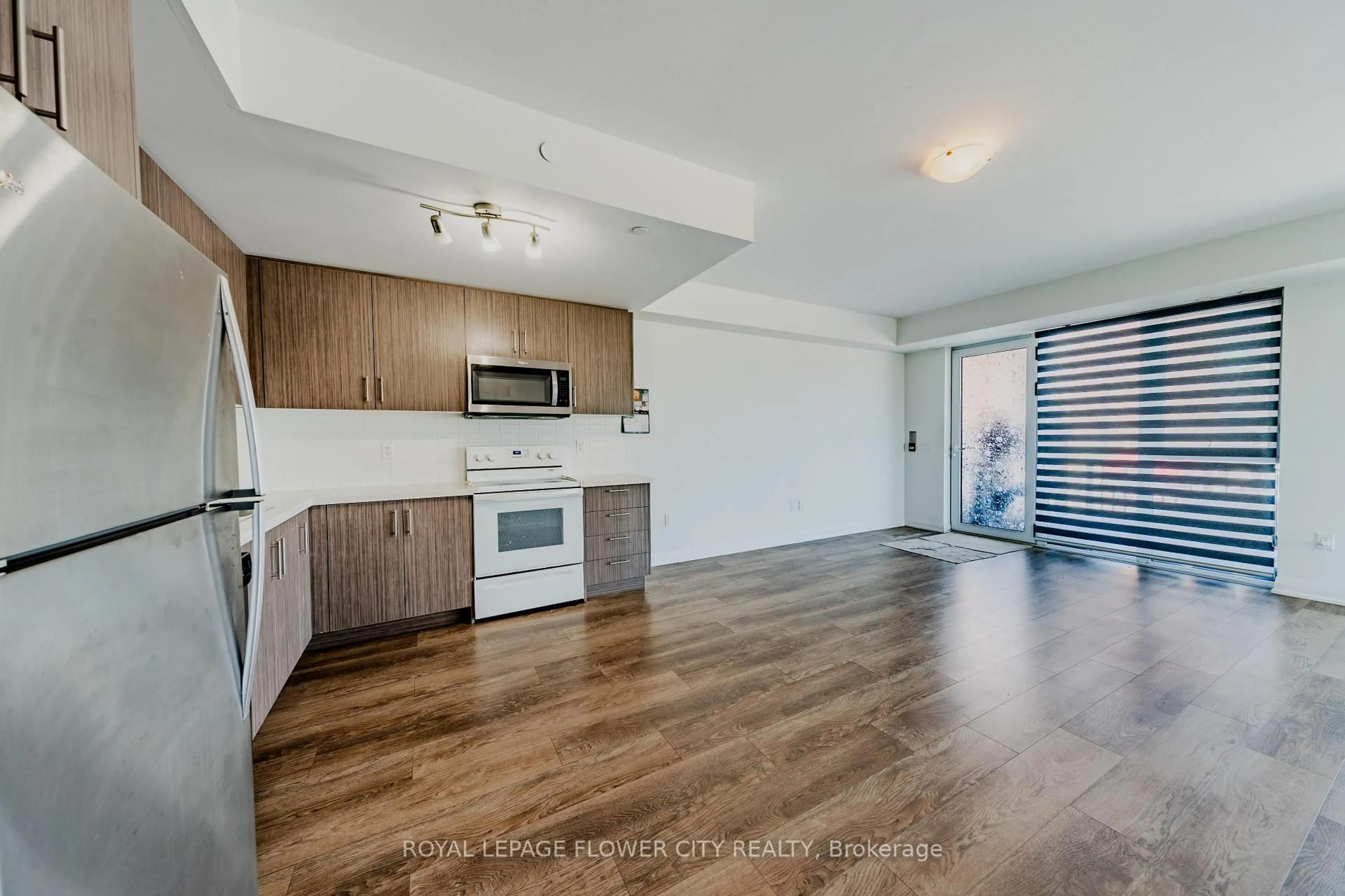 Open concept kitchen, wood/laminate floor for 65 Attmar Dr #149, Brampton Ontario L6P 0Y6