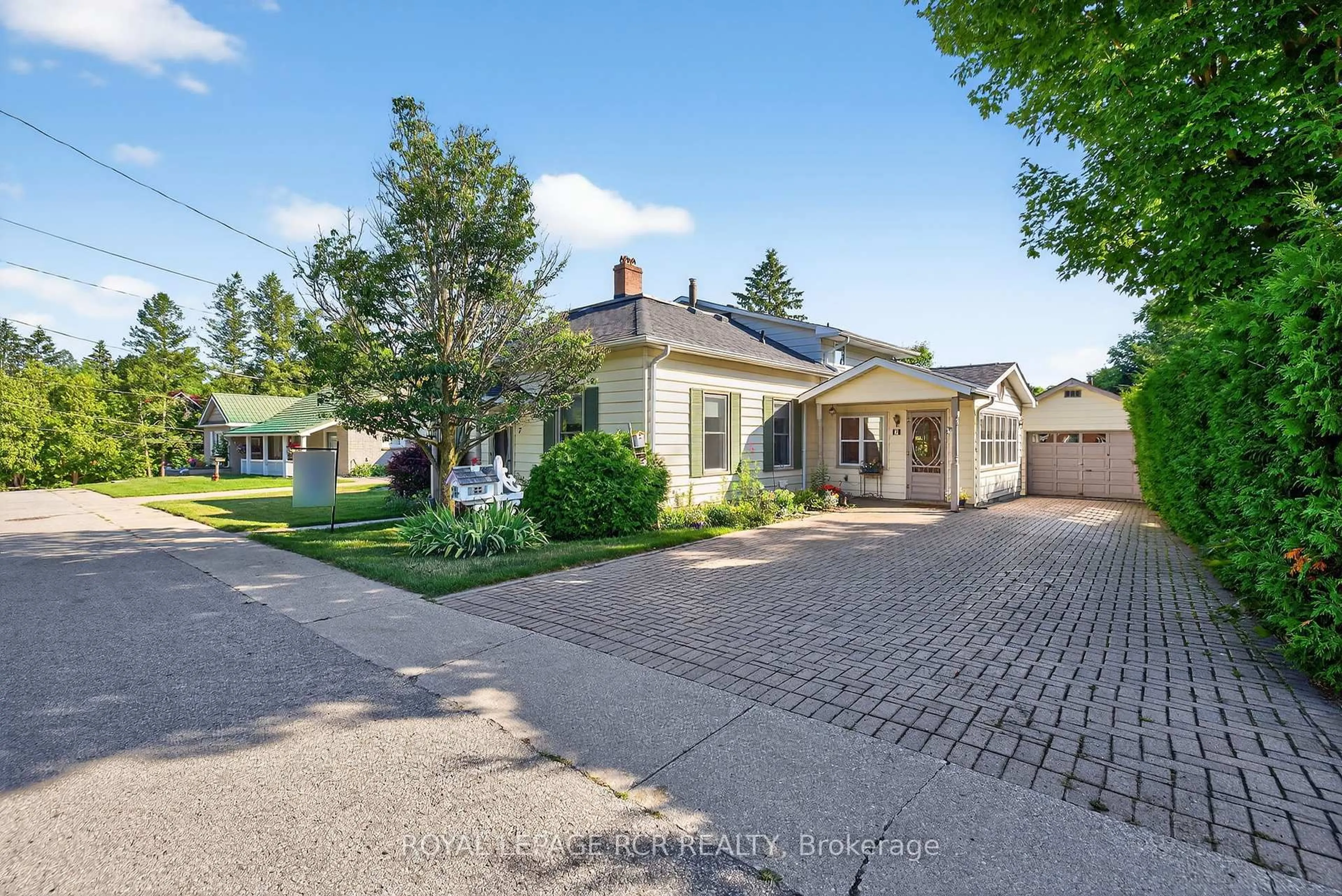 A pic from outside/outdoor area/front of a property/back of a property/a pic from drone, street for 7 Wallace Ave, Caledon Ontario L7E 0M5