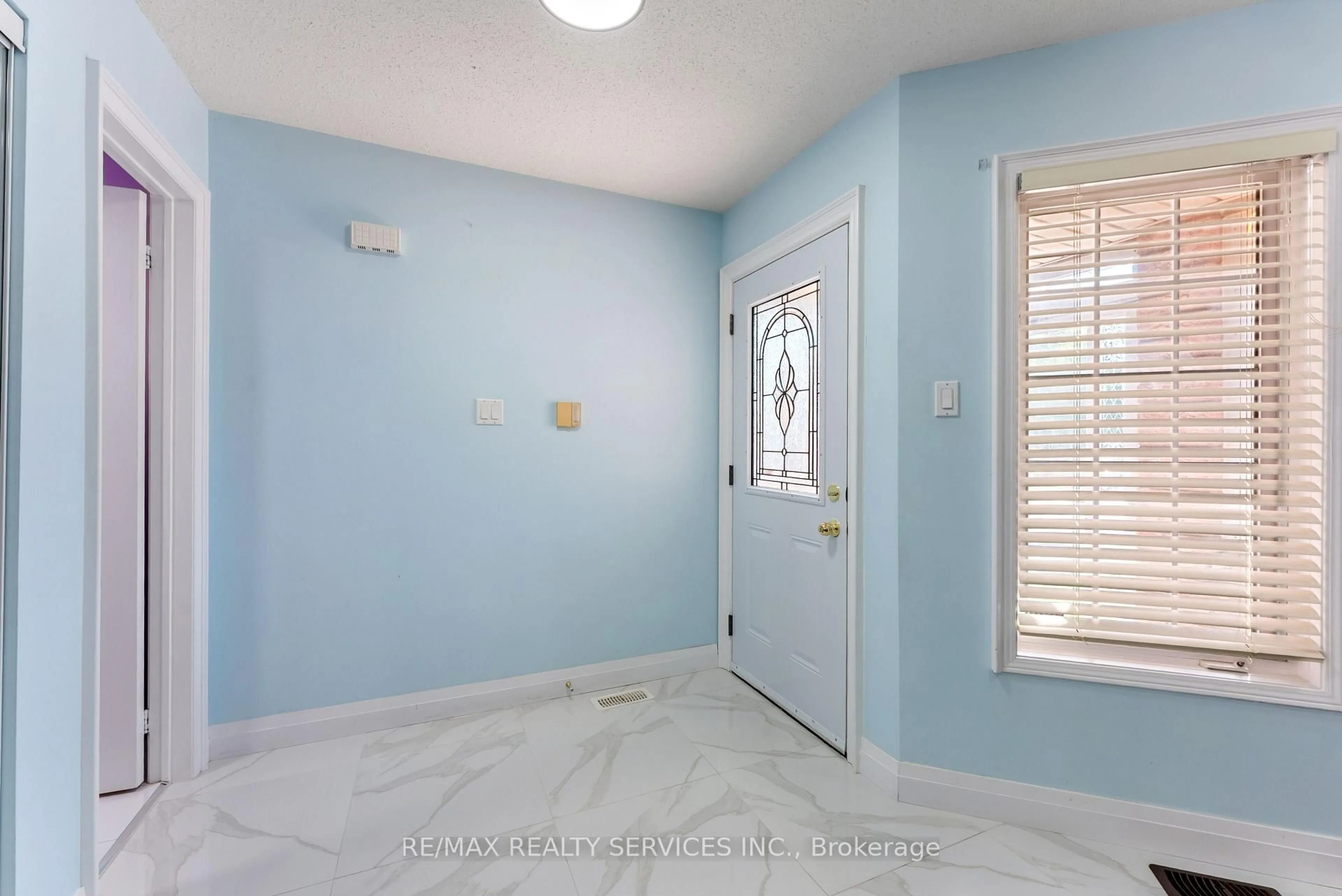 Indoor entryway for 40 Herkes Dr, Brampton Ontario L6Y 5B2