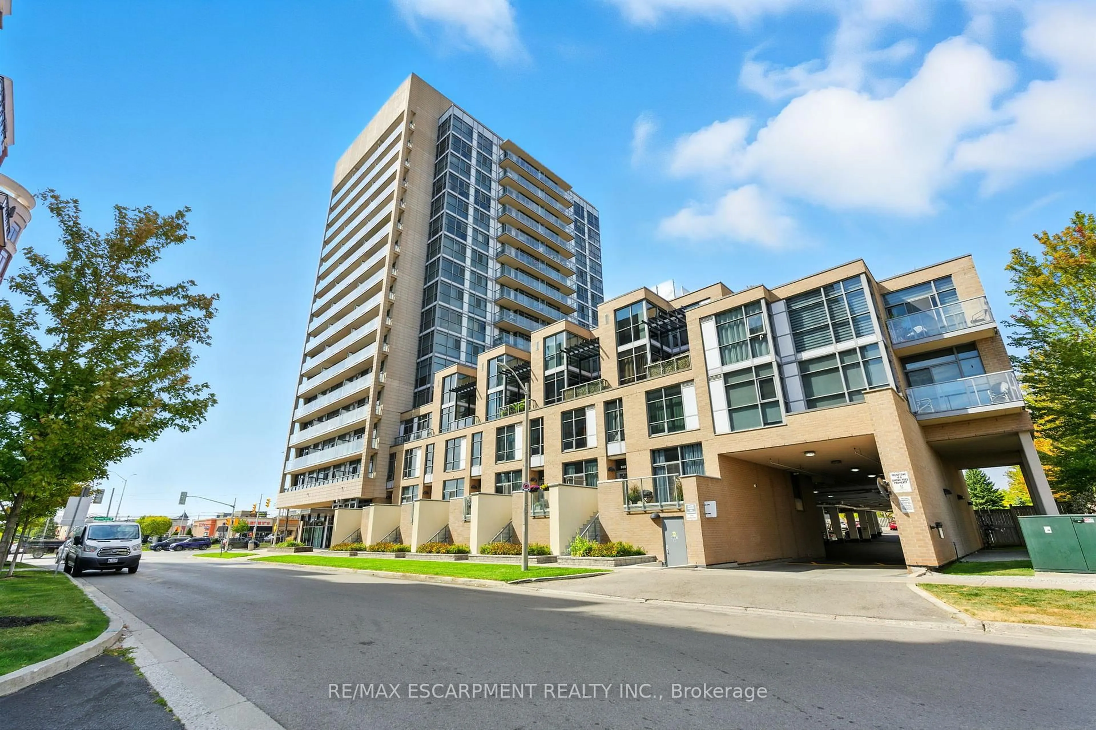 Indoor foyer for 1940 Ironstone Dr #202, Burlington Ontario L7L 0E4