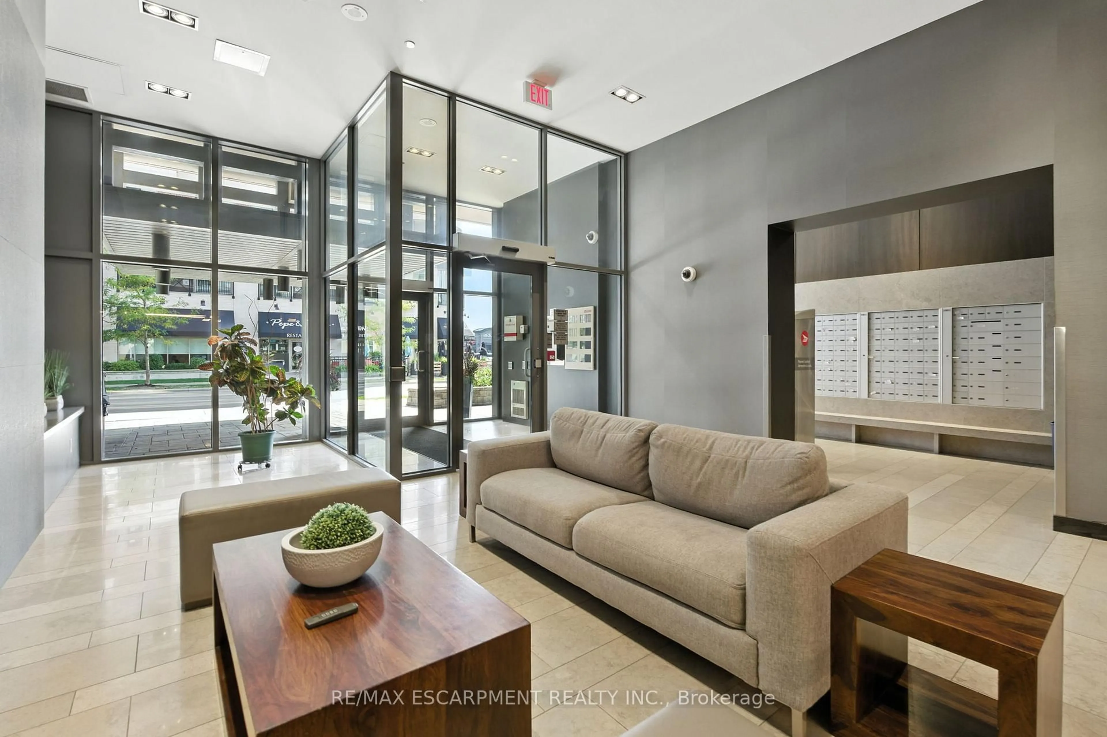 Indoor foyer for 1940 Ironstone Dr #202, Burlington Ontario L7L 0E4