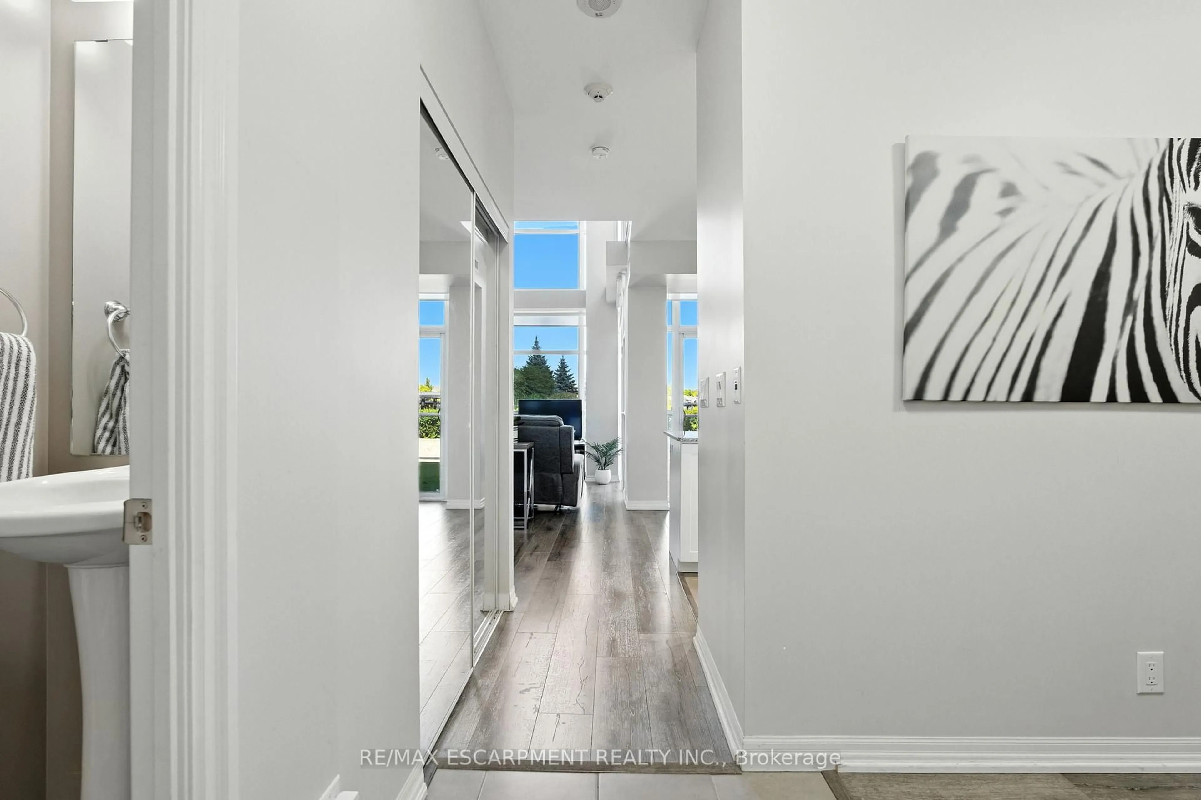 Indoor entryway for 1940 Ironstone Dr #202, Burlington Ontario L7L 0E4