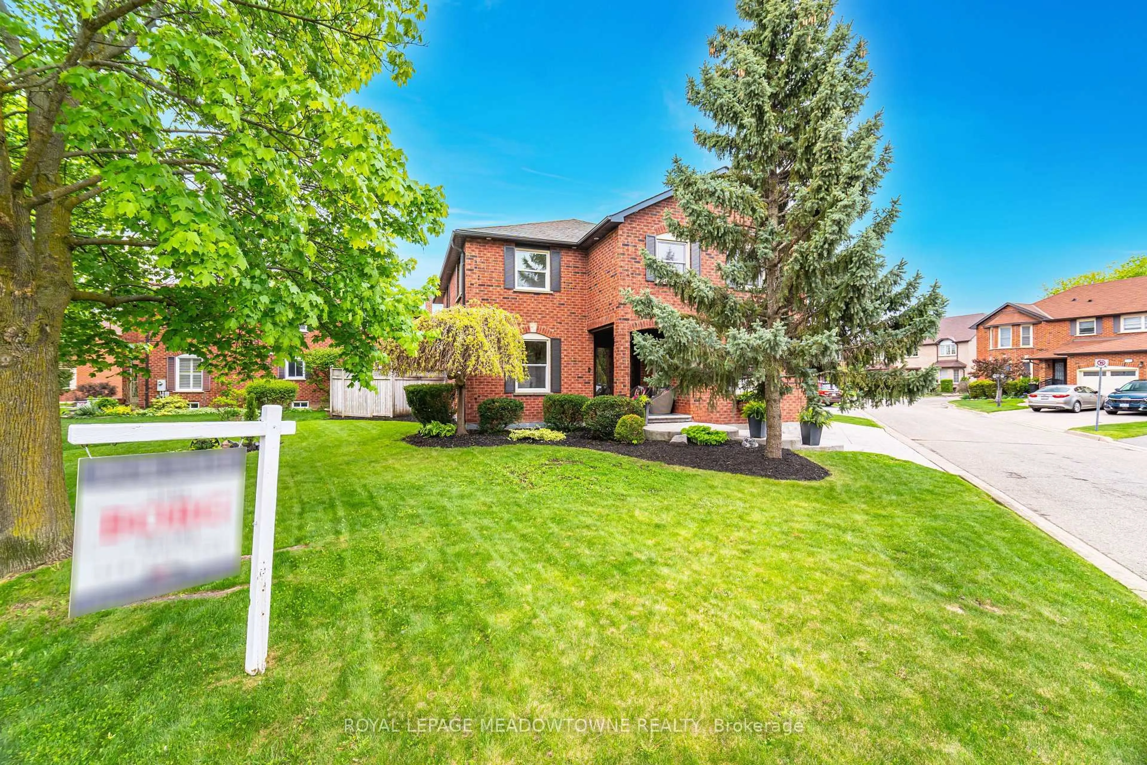 Home with brick exterior material, street for 6402 Tenth Line, Mississauga Ontario L5N 5T4