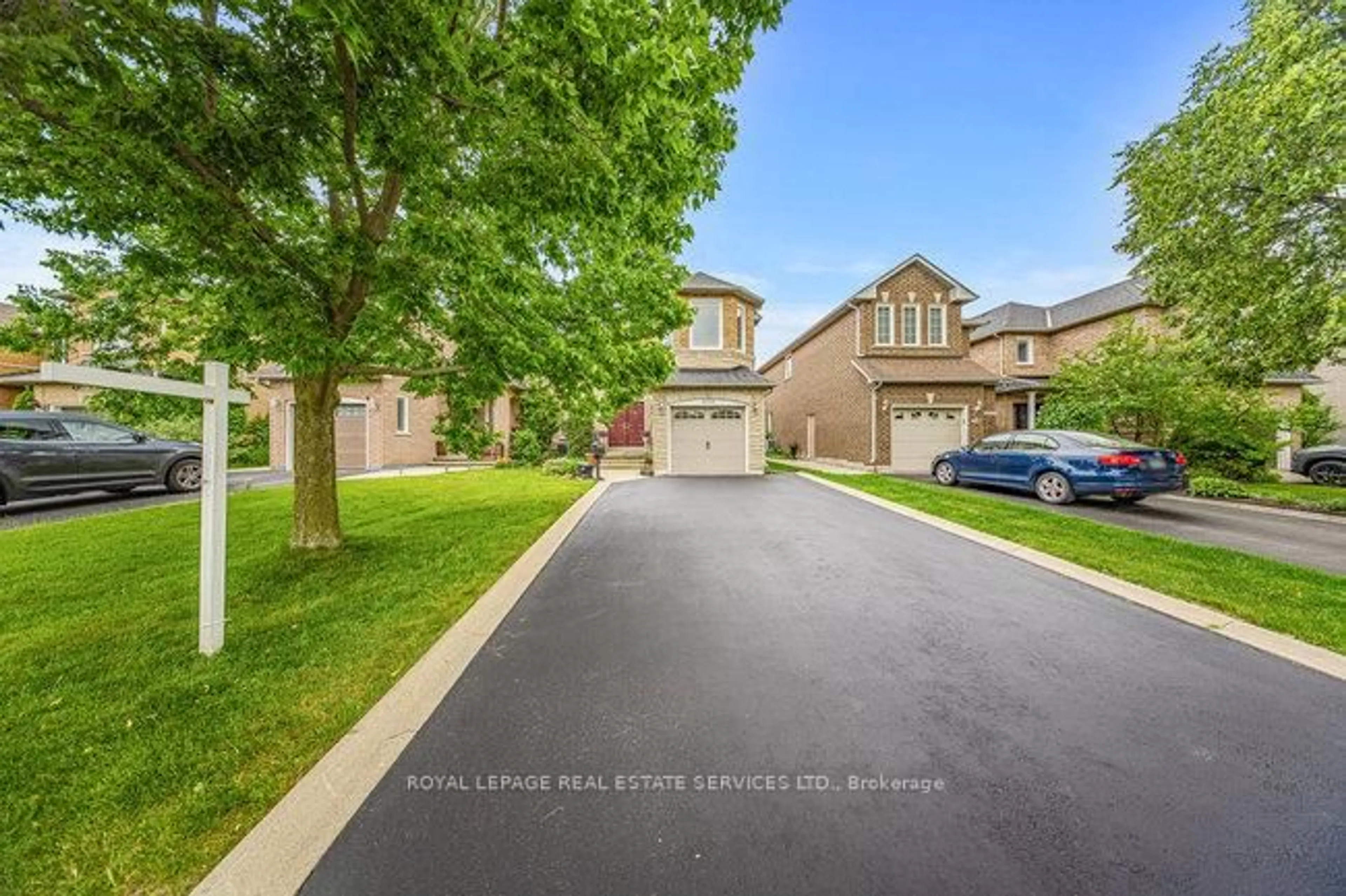 A pic from outside/outdoor area/front of a property/back of a property/a pic from drone, street for 2036 Shady Glen Rd, Oakville Ontario L6M 3T4