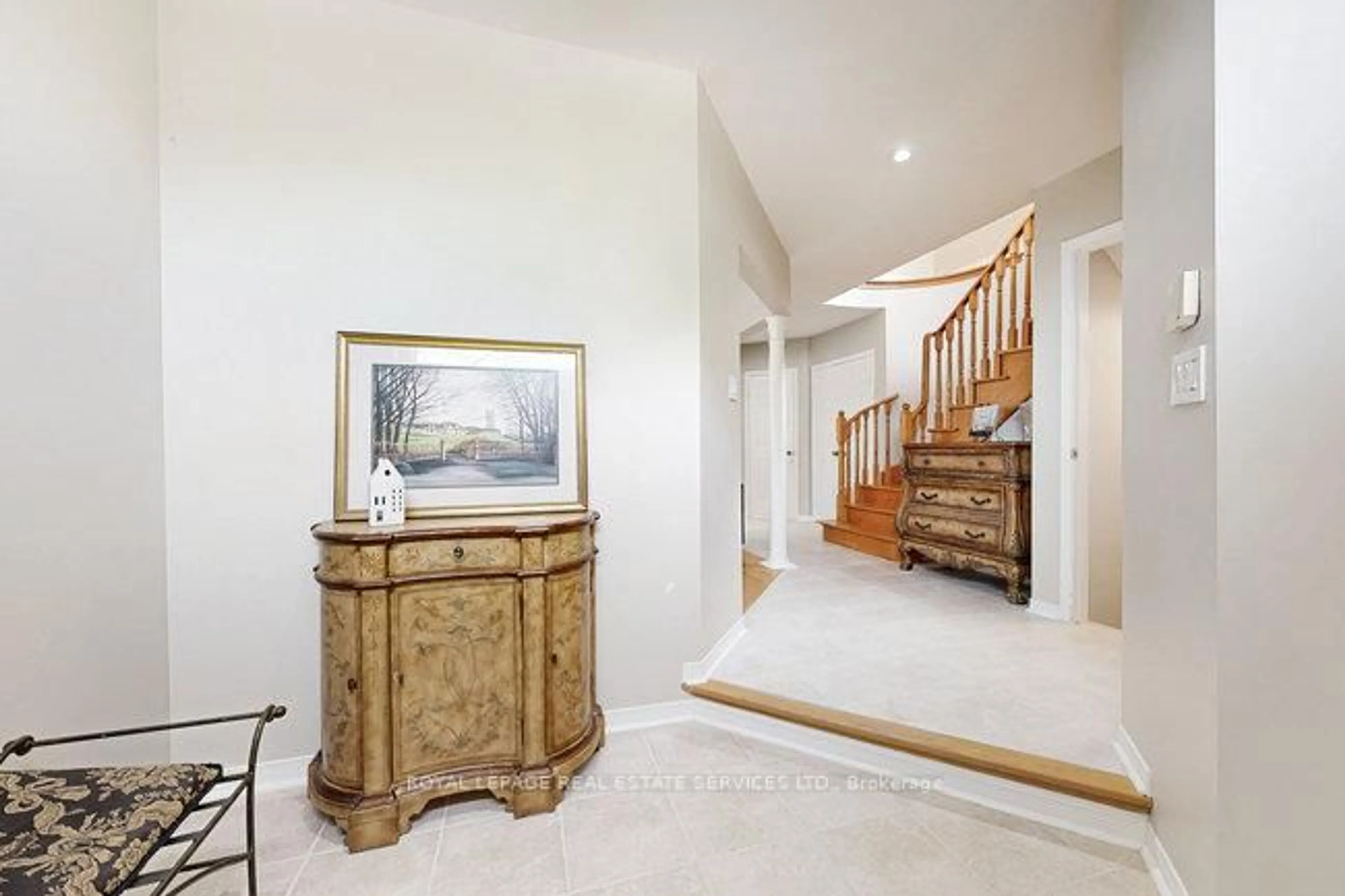 Indoor foyer for 2036 Shady Glen Rd, Oakville Ontario L6M 3T4