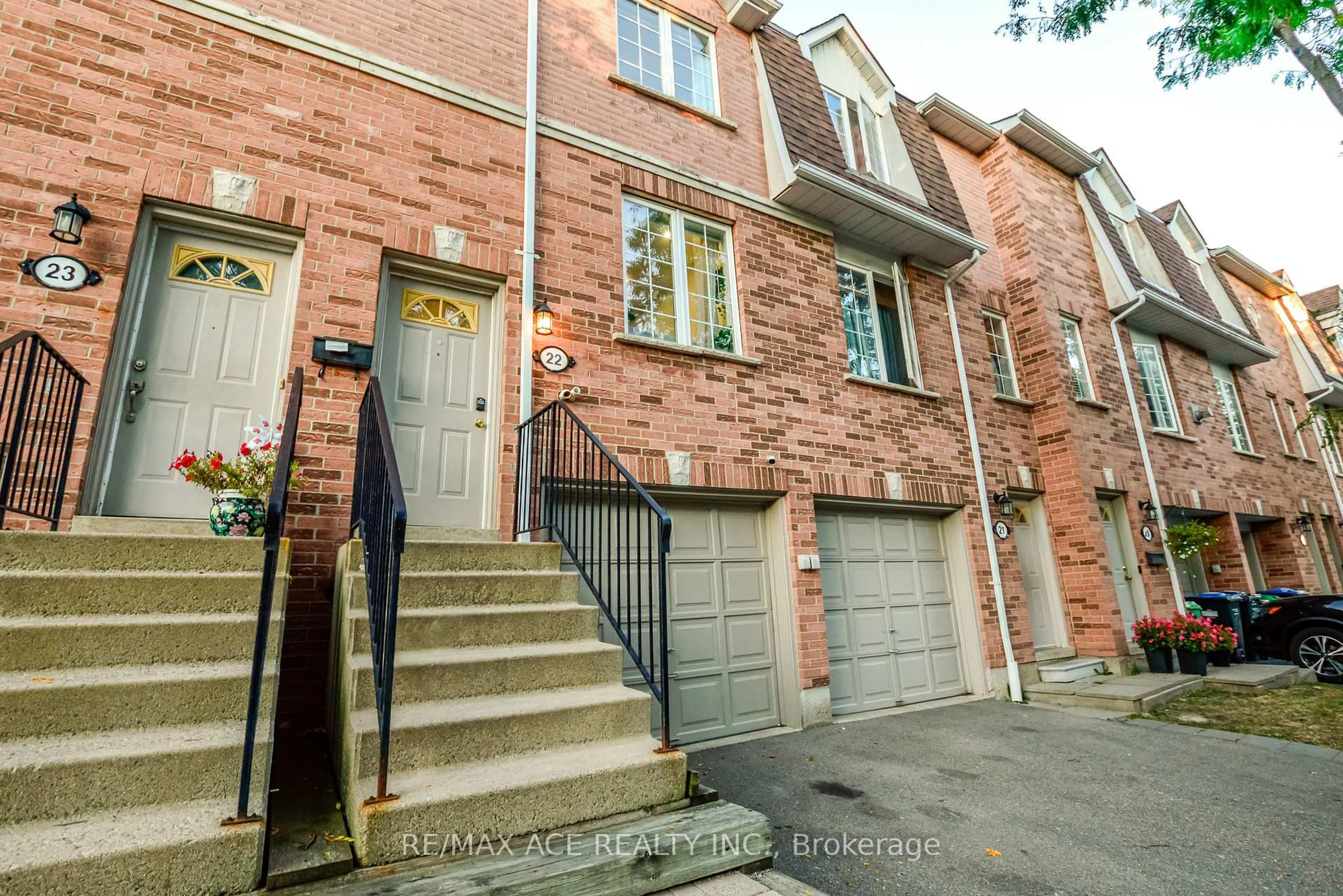 Home with brick exterior material, street for 1525 South Parade Crt #22, Mississauga Ontario L5M 6E9