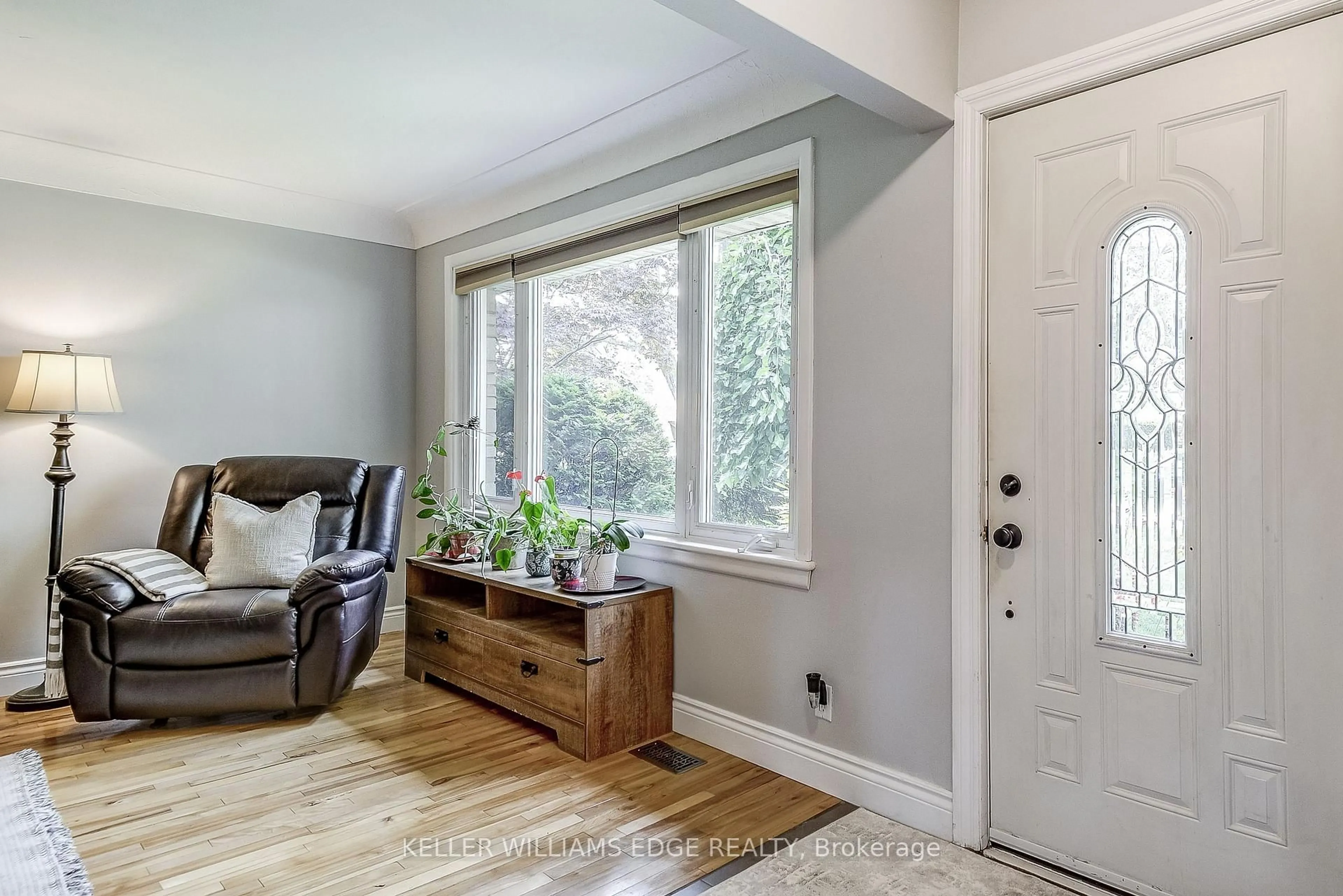 Indoor entryway for 1216 De Quincy Cres, Burlington Ontario L7P 1E1