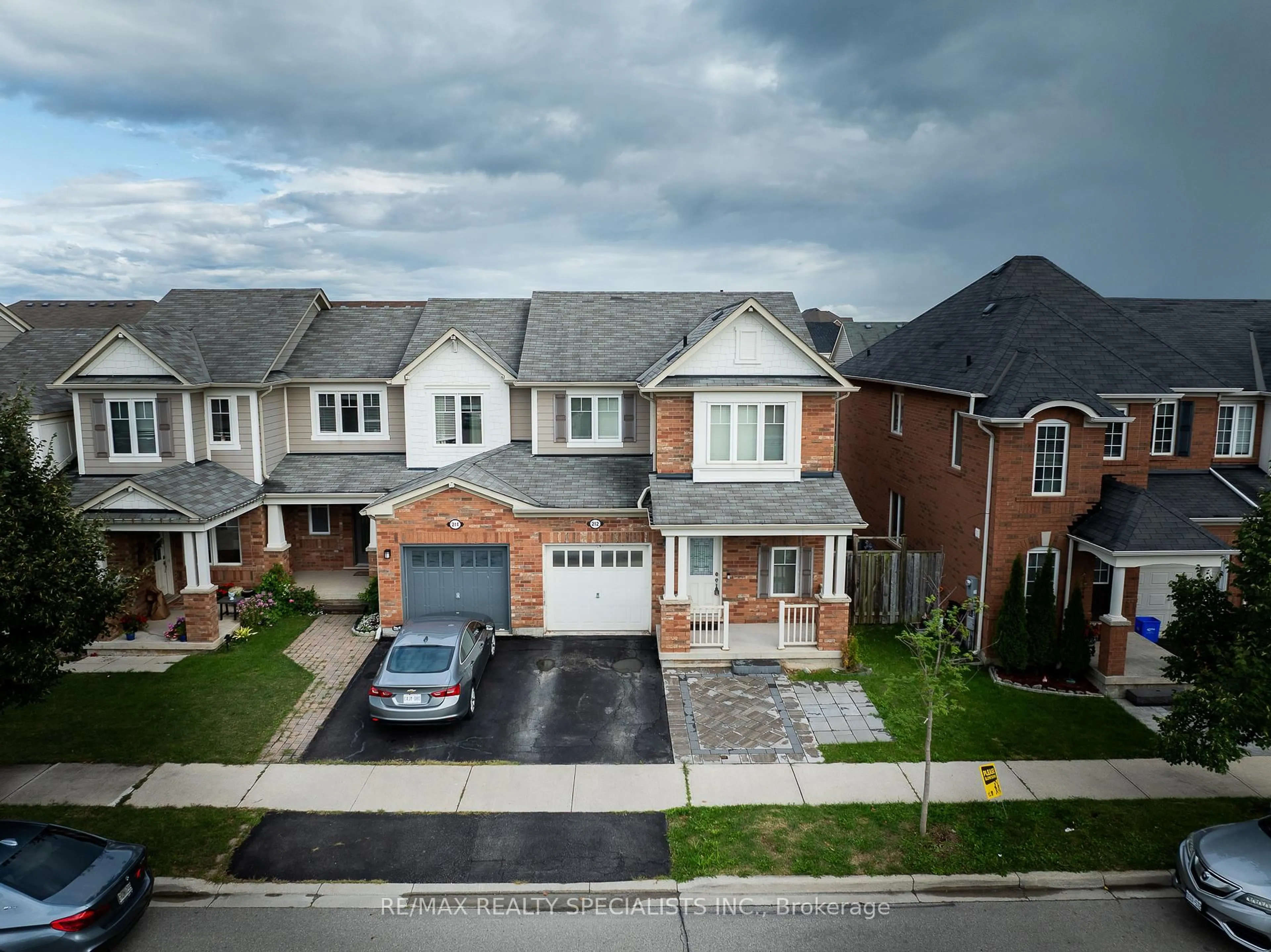 A pic from outside/outdoor area/front of a property/back of a property/a pic from drone, street for 212 Prosser Circ, Milton Ontario L9T 0P6