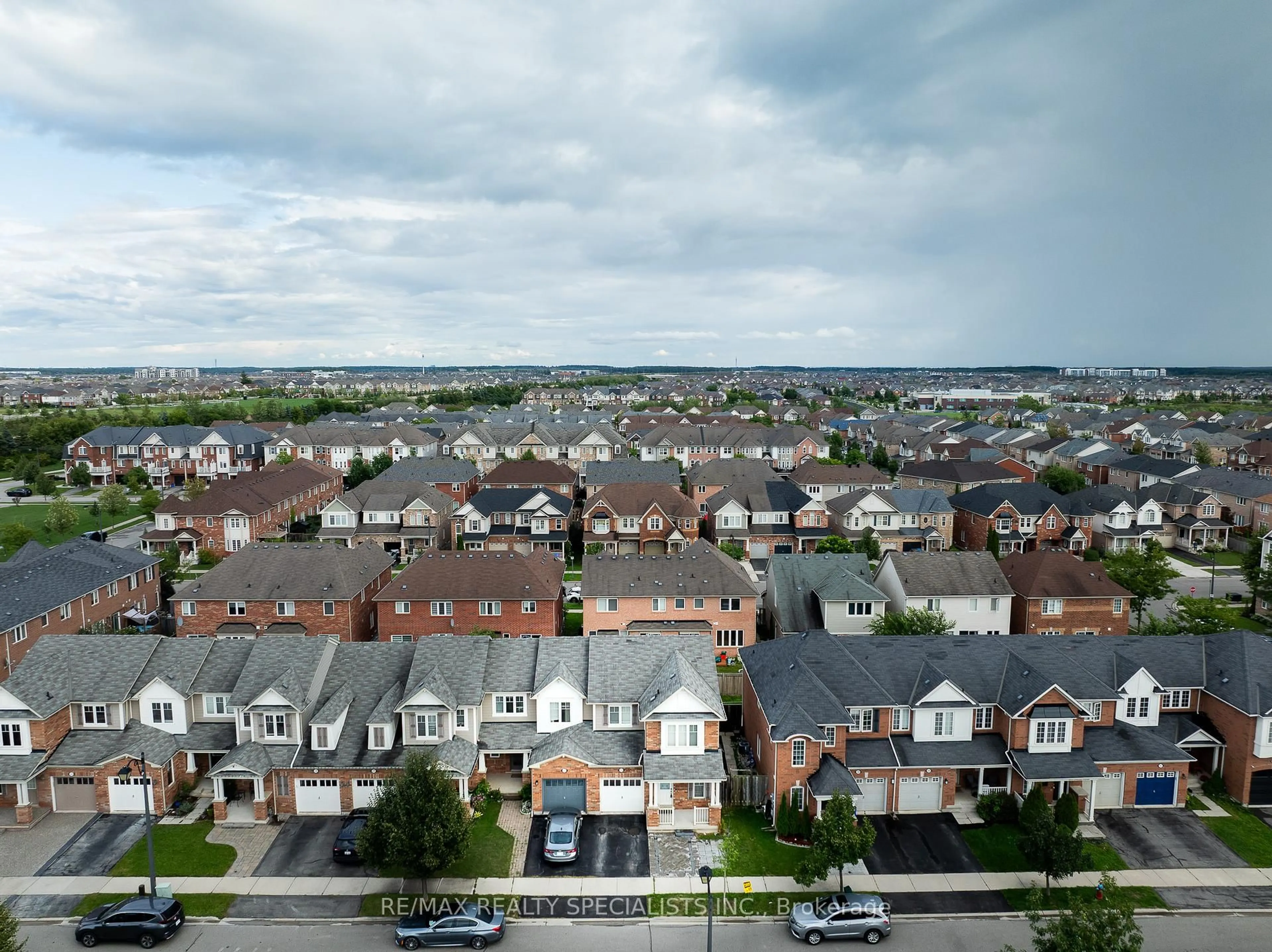 A pic from outside/outdoor area/front of a property/back of a property/a pic from drone, unknown for 212 Prosser Circ, Milton Ontario L9T 0P6