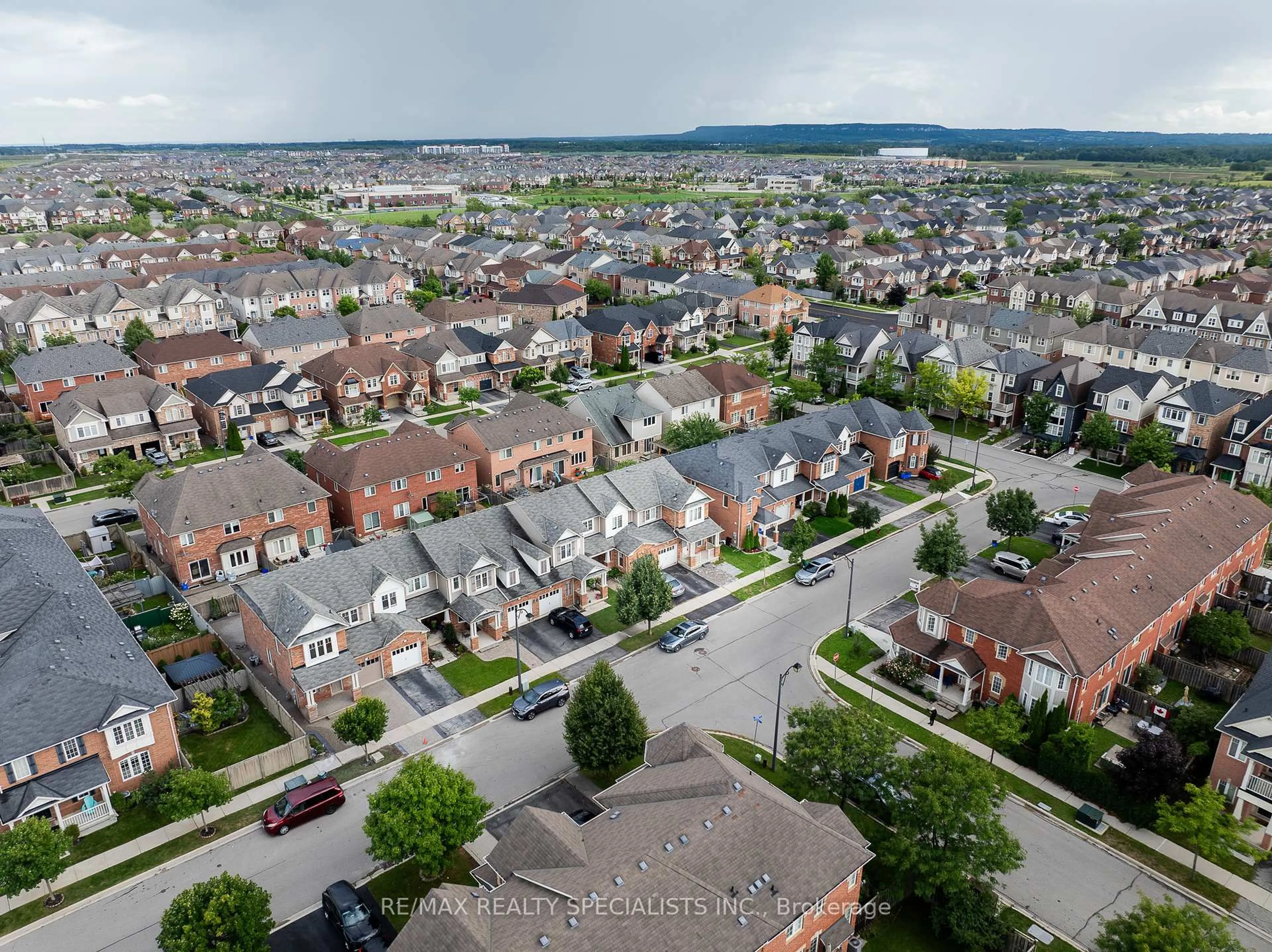 A pic from outside/outdoor area/front of a property/back of a property/a pic from drone, city buildings view from balcony for 212 Prosser Circ, Milton Ontario L9T 0P6