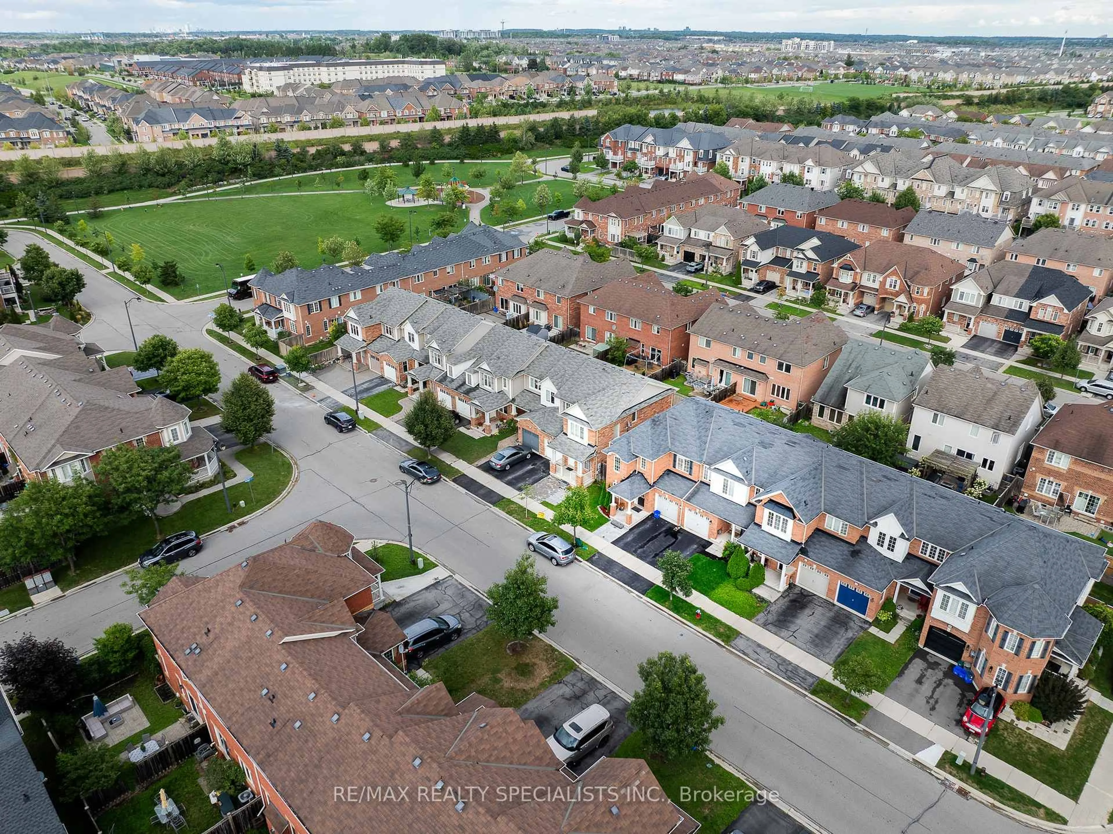 A pic from outside/outdoor area/front of a property/back of a property/a pic from drone, street for 212 Prosser Circ, Milton Ontario L9T 0P6