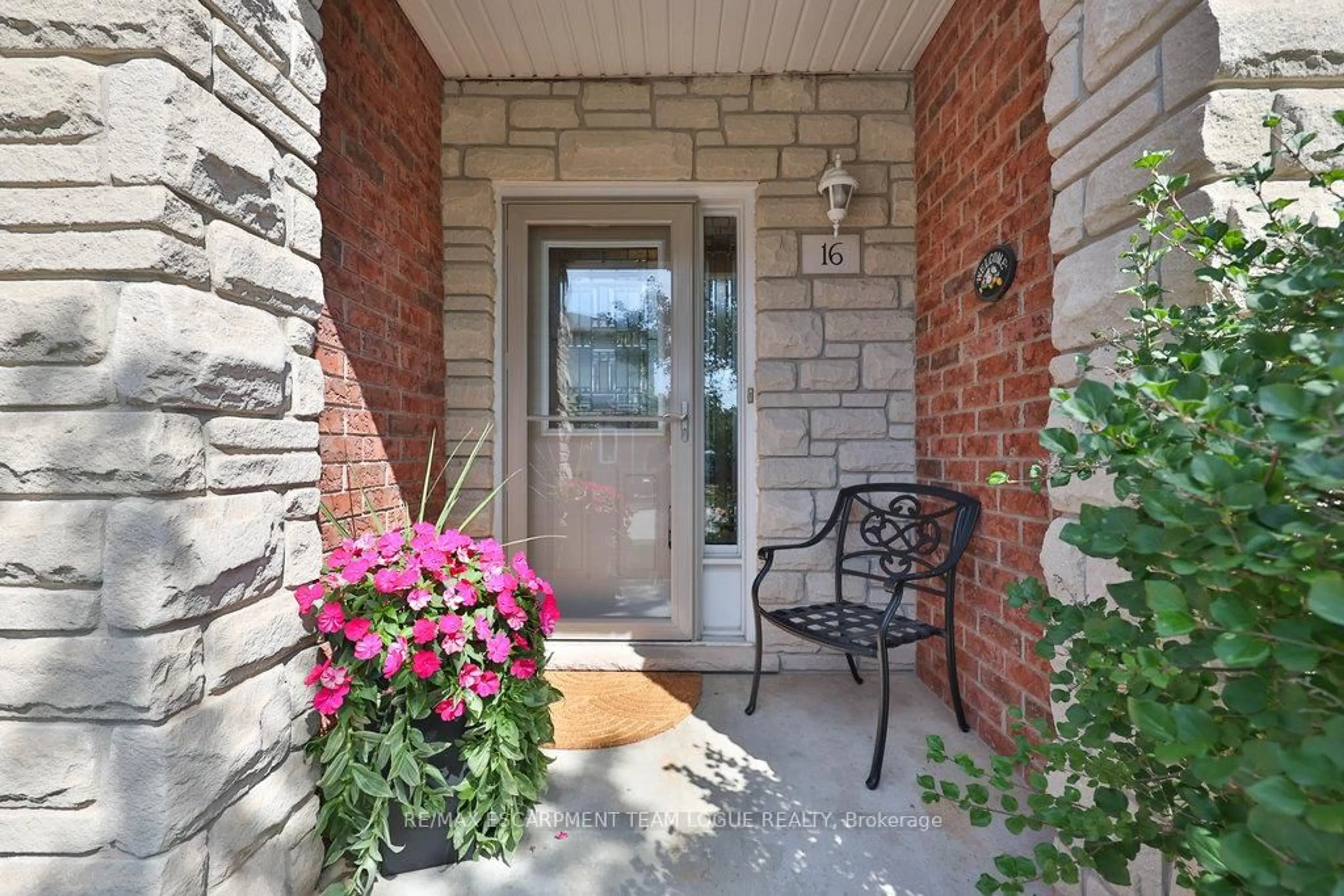 Indoor entryway for 2229 Walkers Line #16, Burlington Ontario L7M 4X4