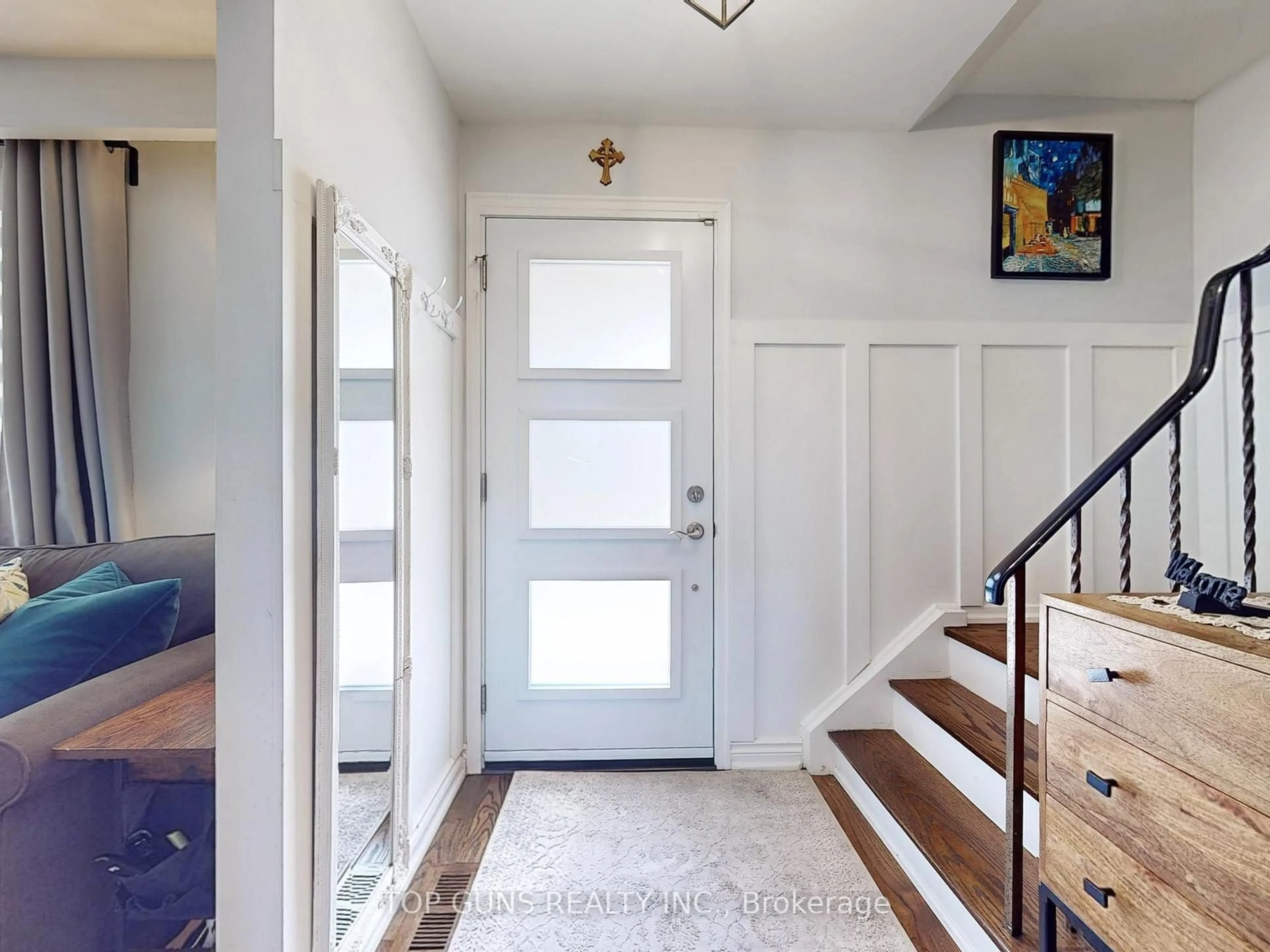 Indoor entryway for 25 Ringway Cres, Toronto Ontario M9W 1X2