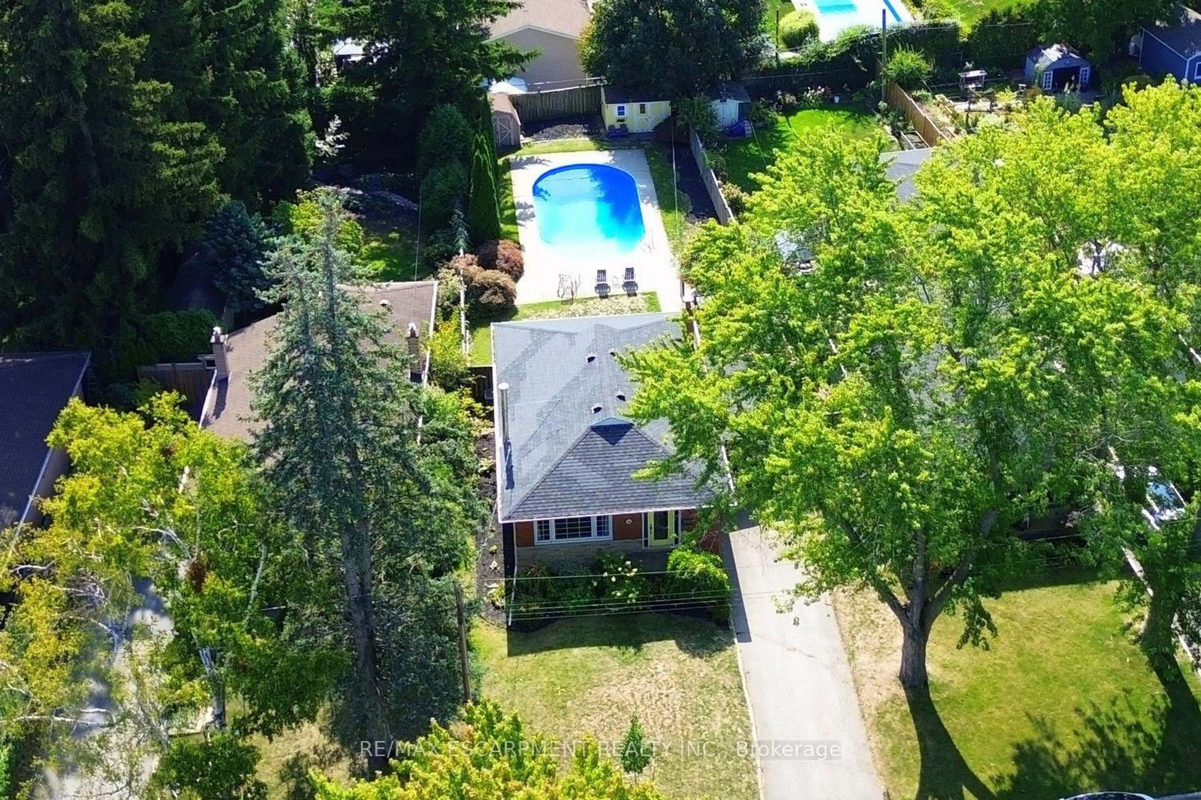 A pic from outside/outdoor area/front of a property/back of a property/a pic from drone, street for 1384 Niels Ave, Burlington Ontario L7P 2E4