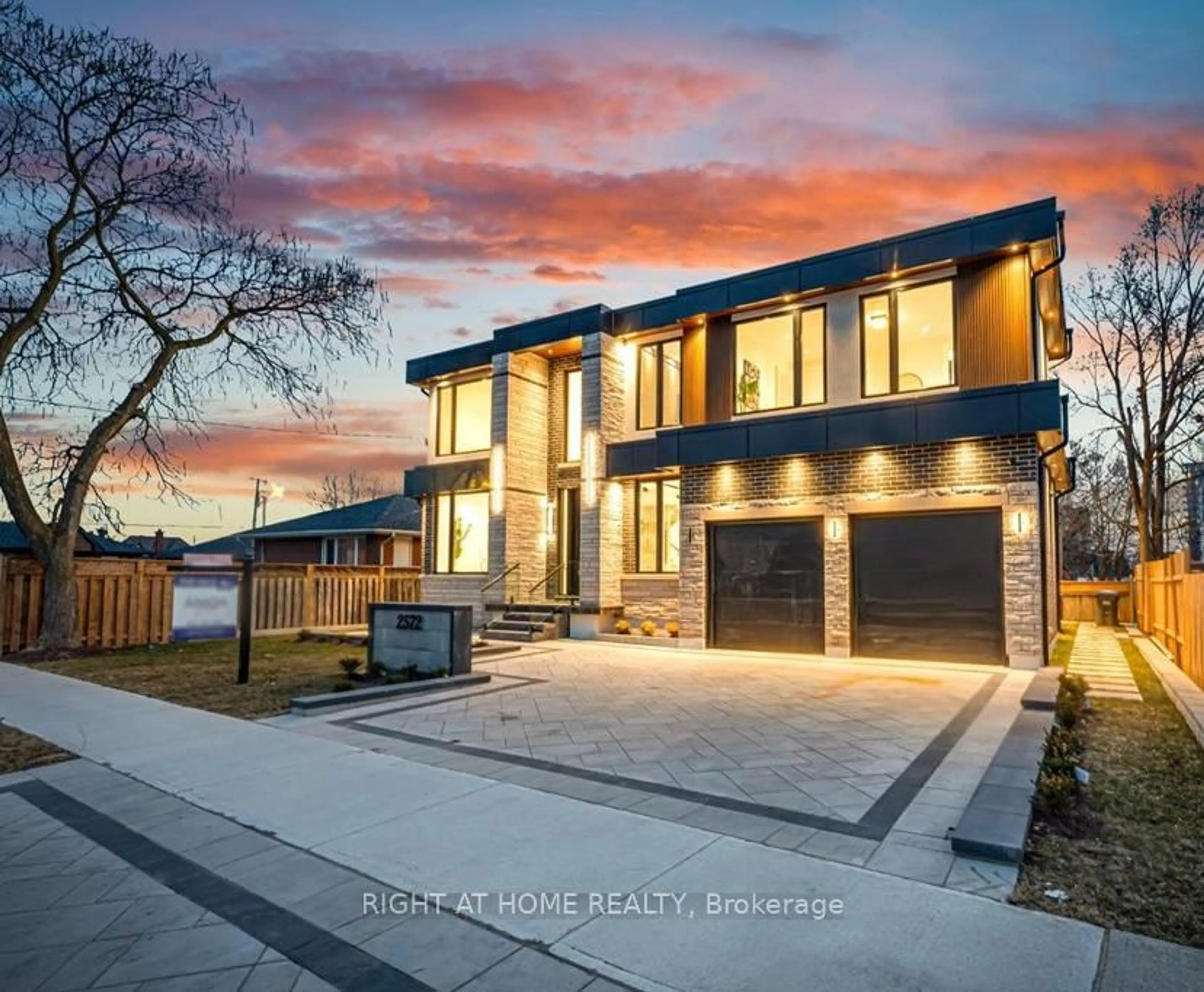 Home with brick exterior material, street for 2572 Edenhurst Dr, Mississauga Ontario L5A 2L3