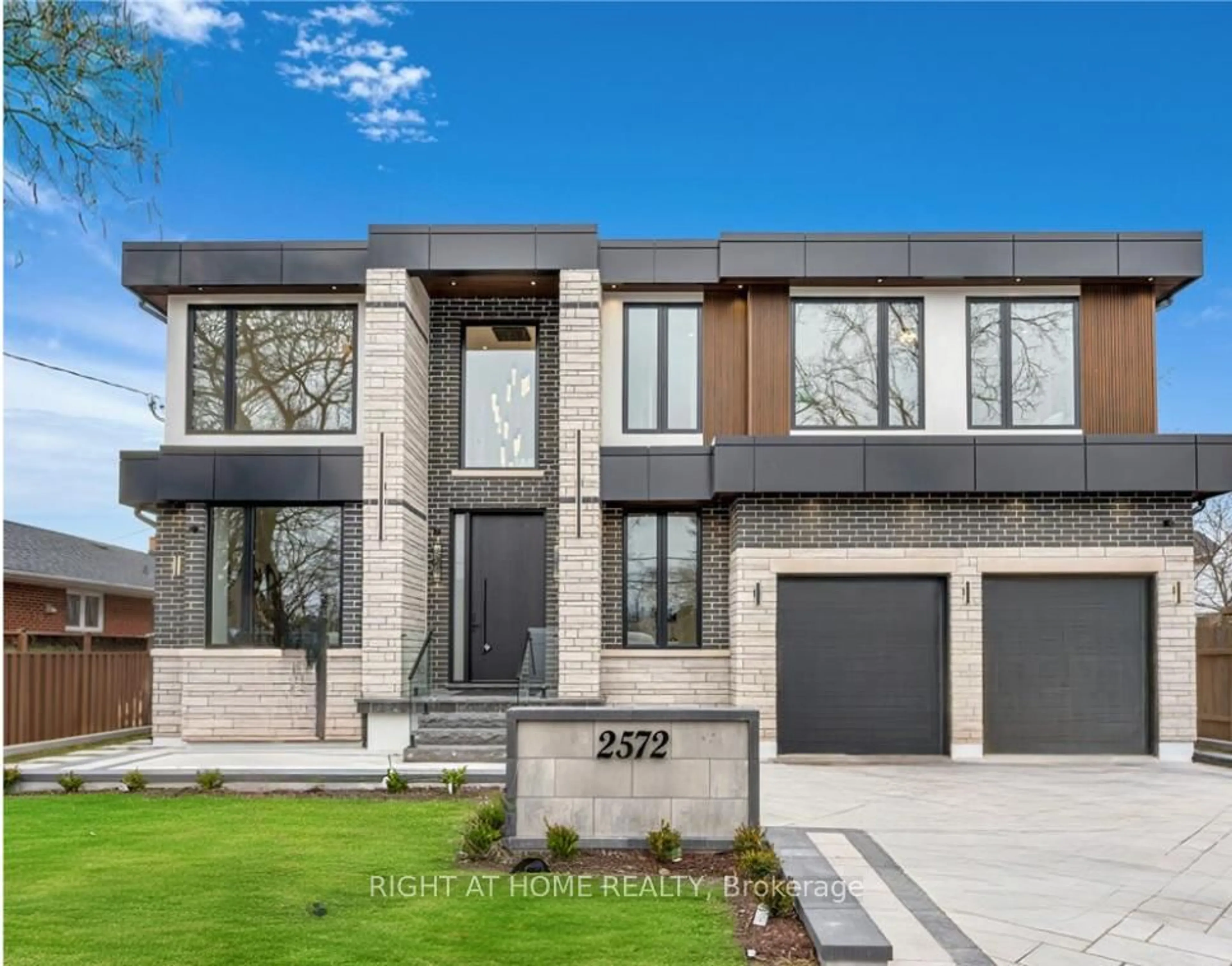 Home with brick exterior material, street for 2572 Edenhurst Dr, Mississauga Ontario L5A 2L3