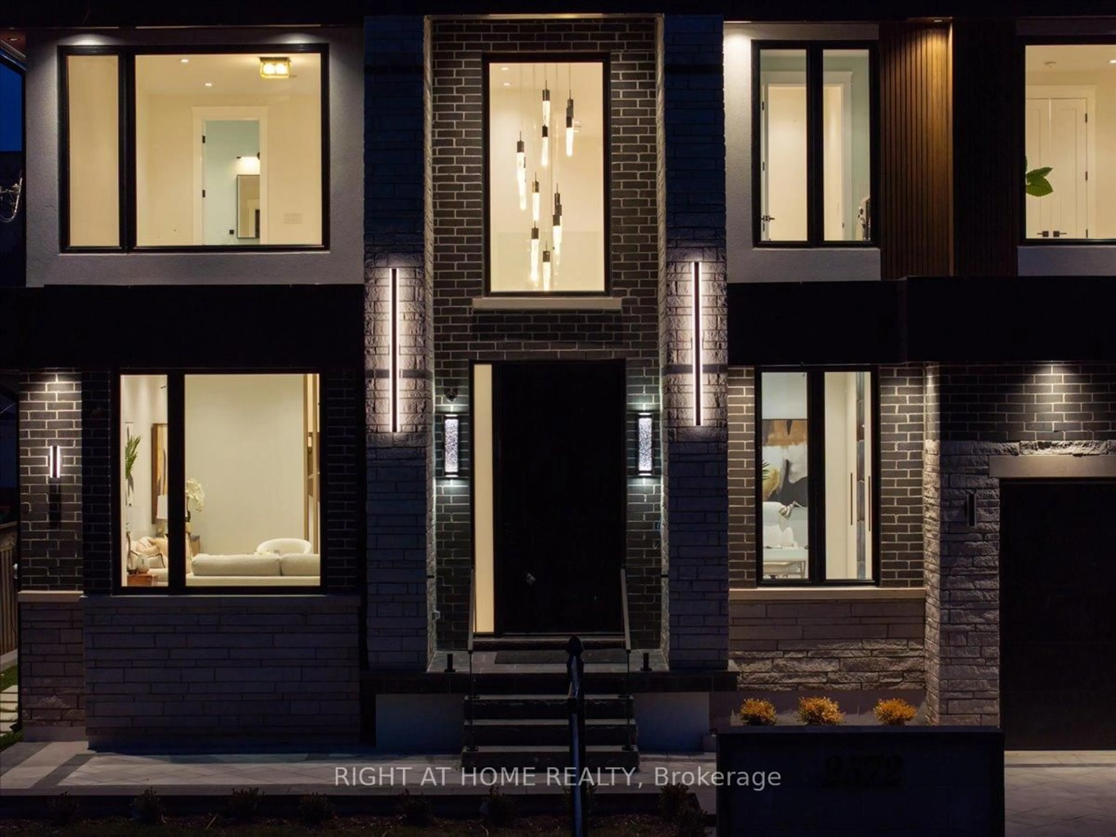 Home with brick exterior material, street for 2572 Edenhurst Dr, Mississauga Ontario L5A 2L3