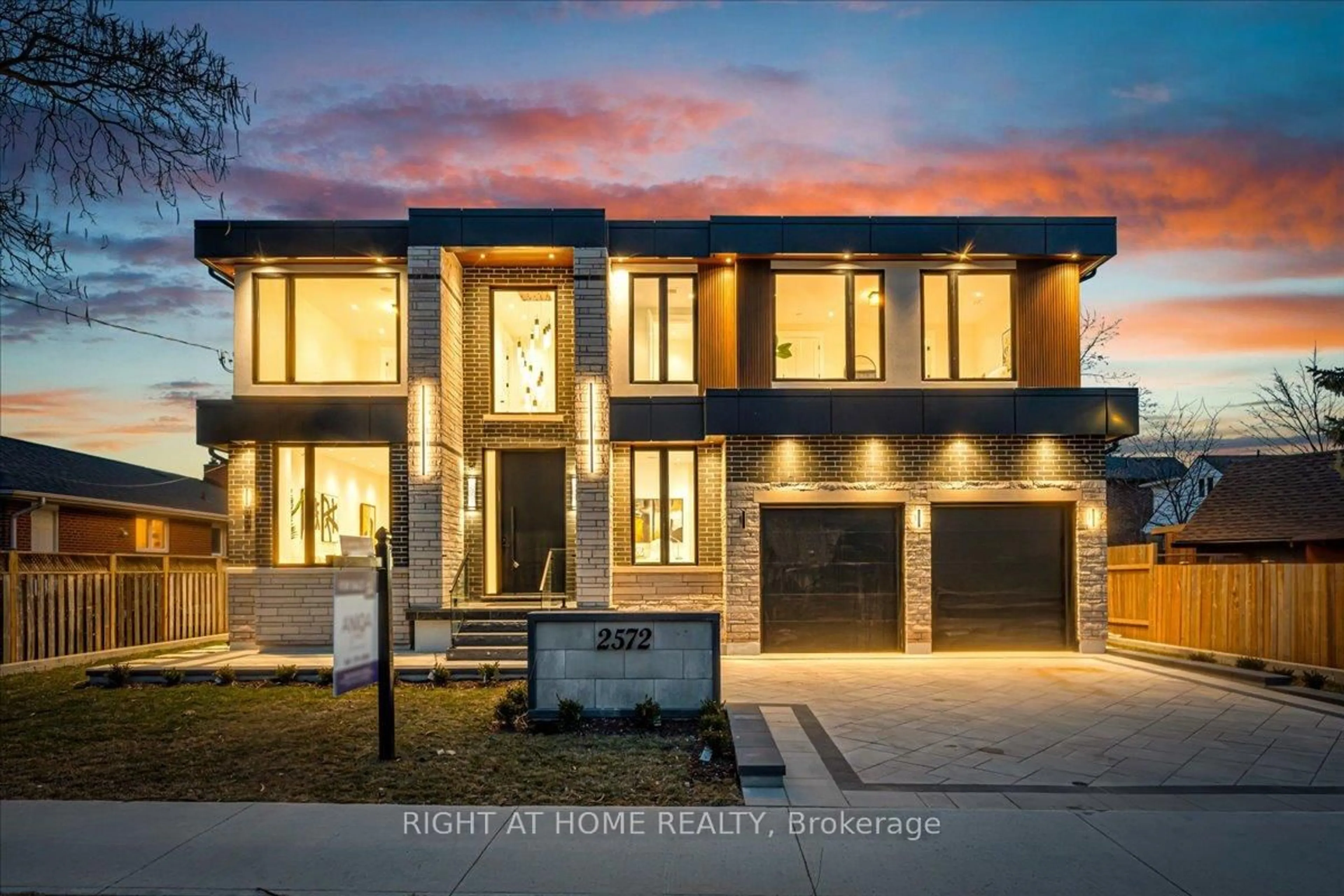 Home with brick exterior material, street for 2572 Edenhurst Dr, Mississauga Ontario L5A 2L3