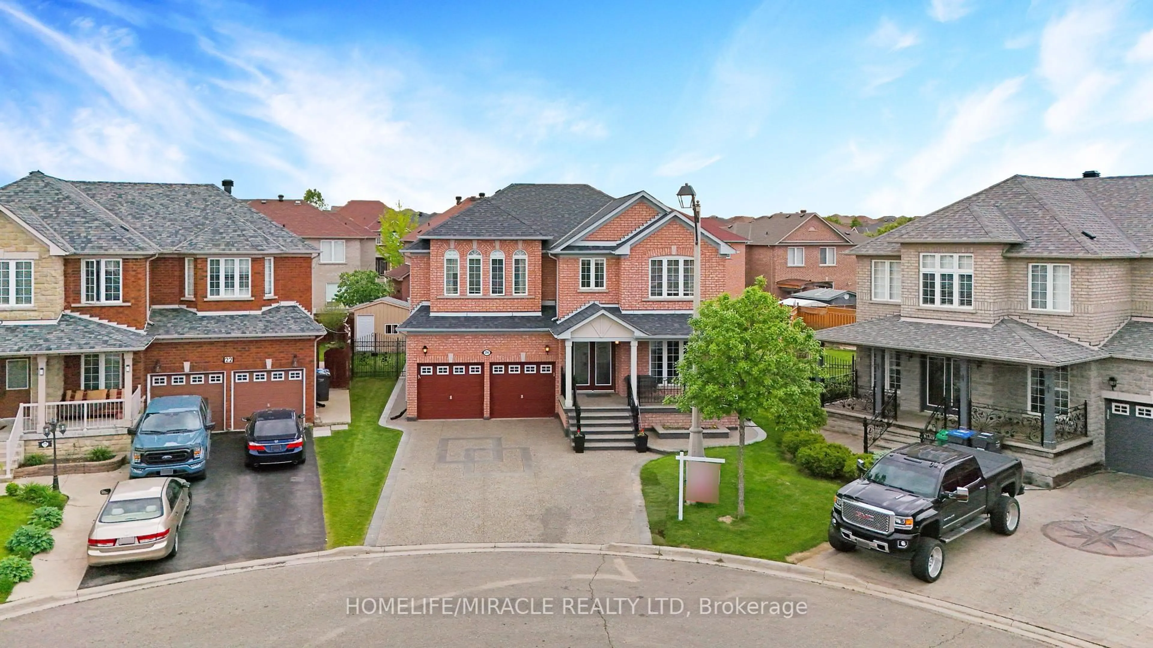 A pic from outside/outdoor area/front of a property/back of a property/a pic from drone, street for 24 Fauna Crt, Brampton Ontario L6R 3C6