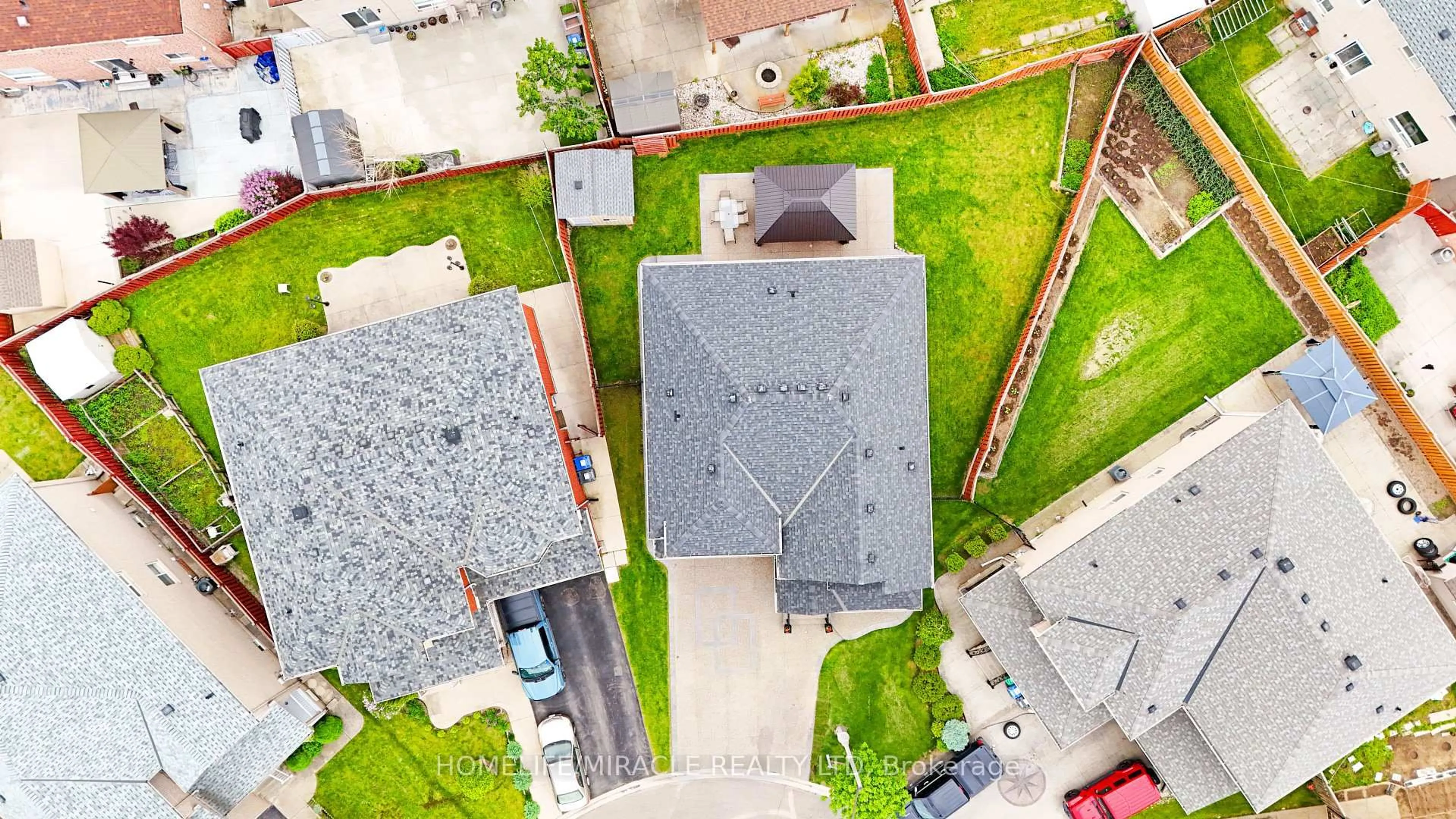 A pic from outside/outdoor area/front of a property/back of a property/a pic from drone, street for 24 Fauna Crt, Brampton Ontario L6R 3C6