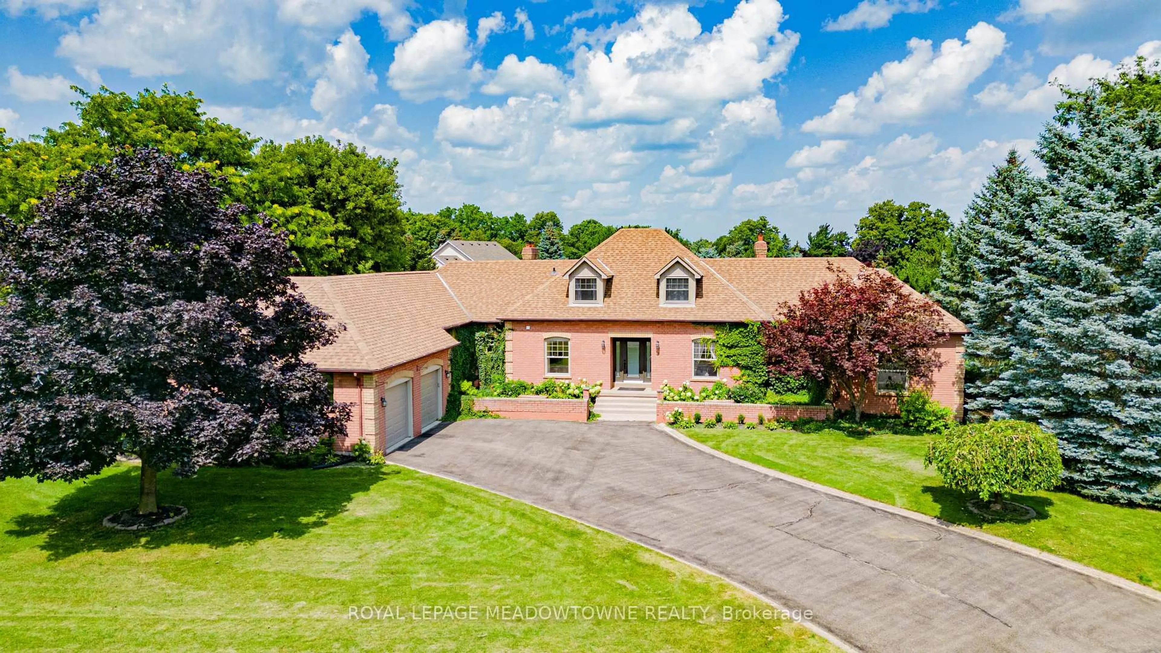 A pic from outside/outdoor area/front of a property/back of a property/a pic from drone, street for 3 Appelbe Crt, Halton Hills Ontario L7G 4S5
