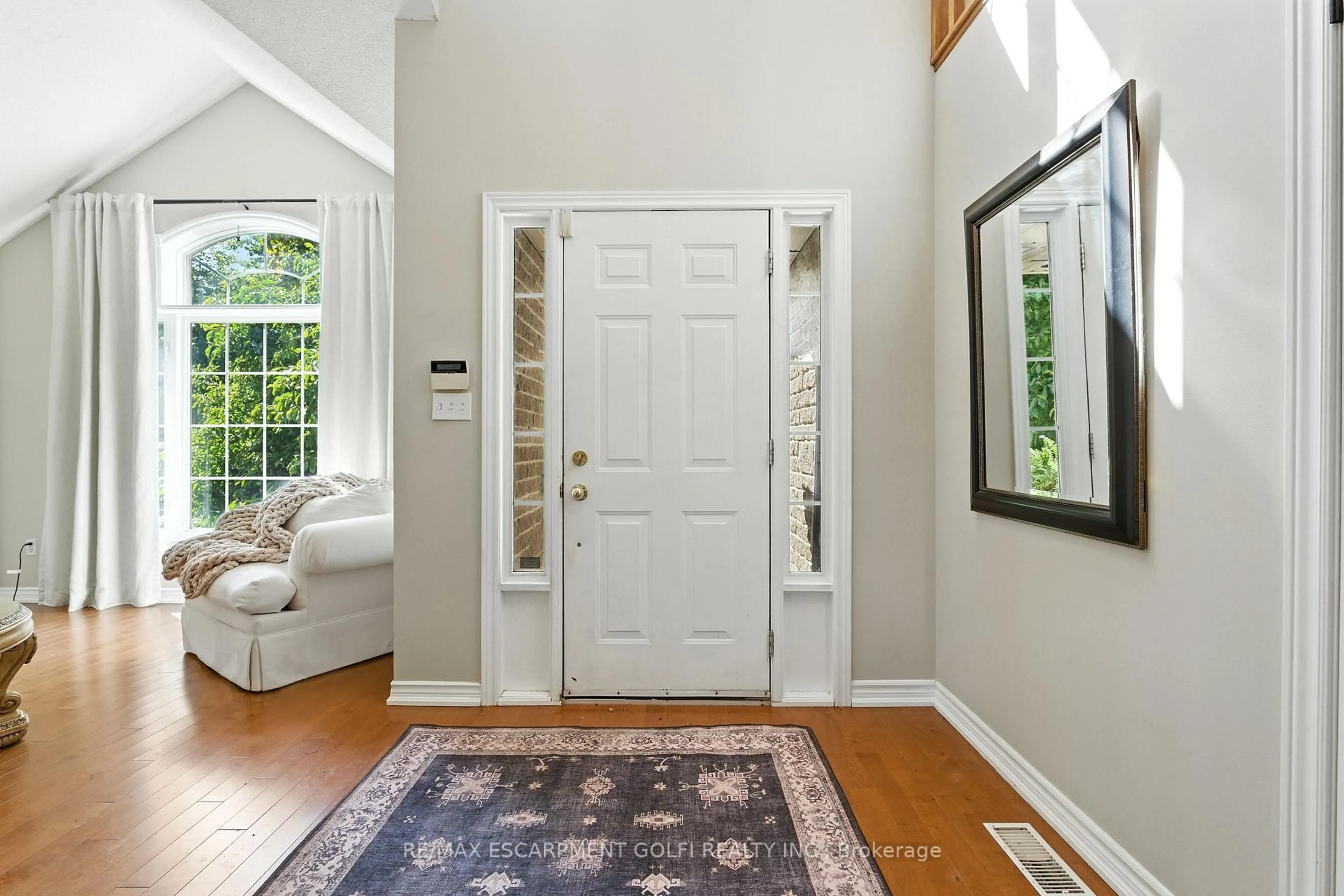 Indoor entryway for 2139 Bushtrail Crt, Burlington Ontario L7M 4B2