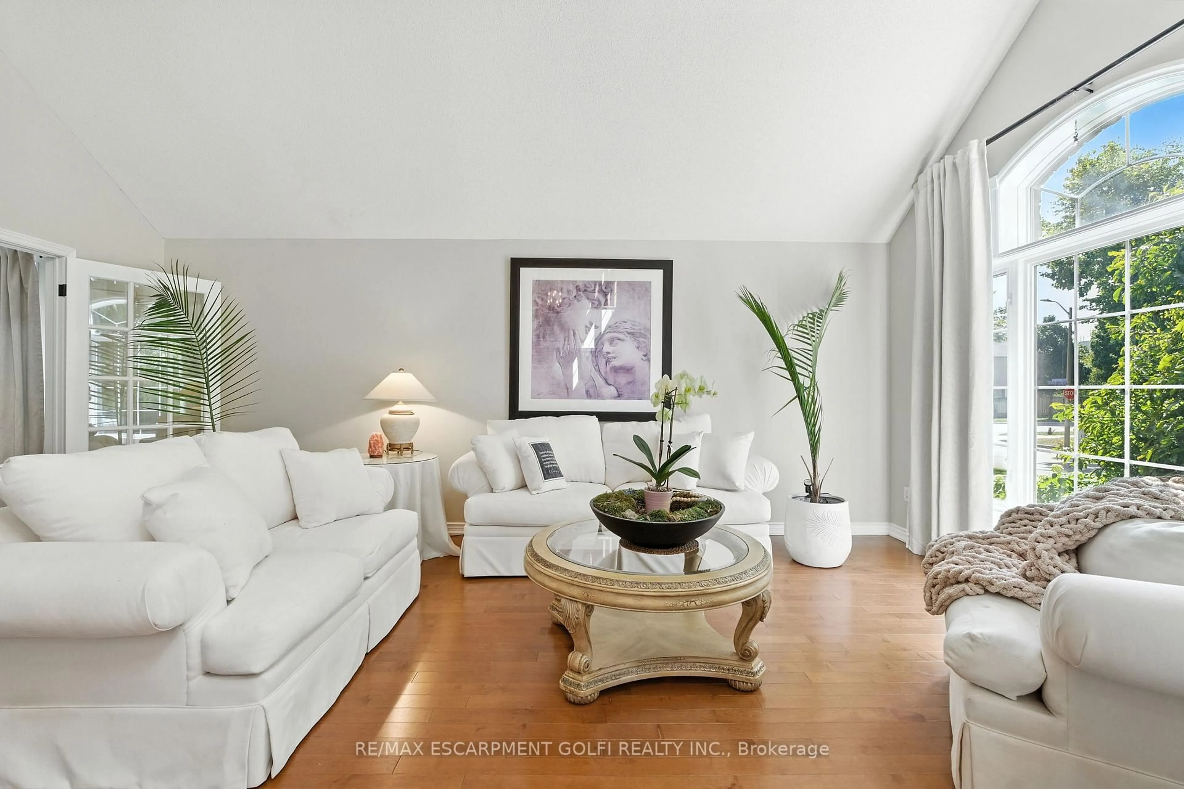 Living room with furniture, unknown for 2139 Bushtrail Crt, Burlington Ontario L7M 4B2