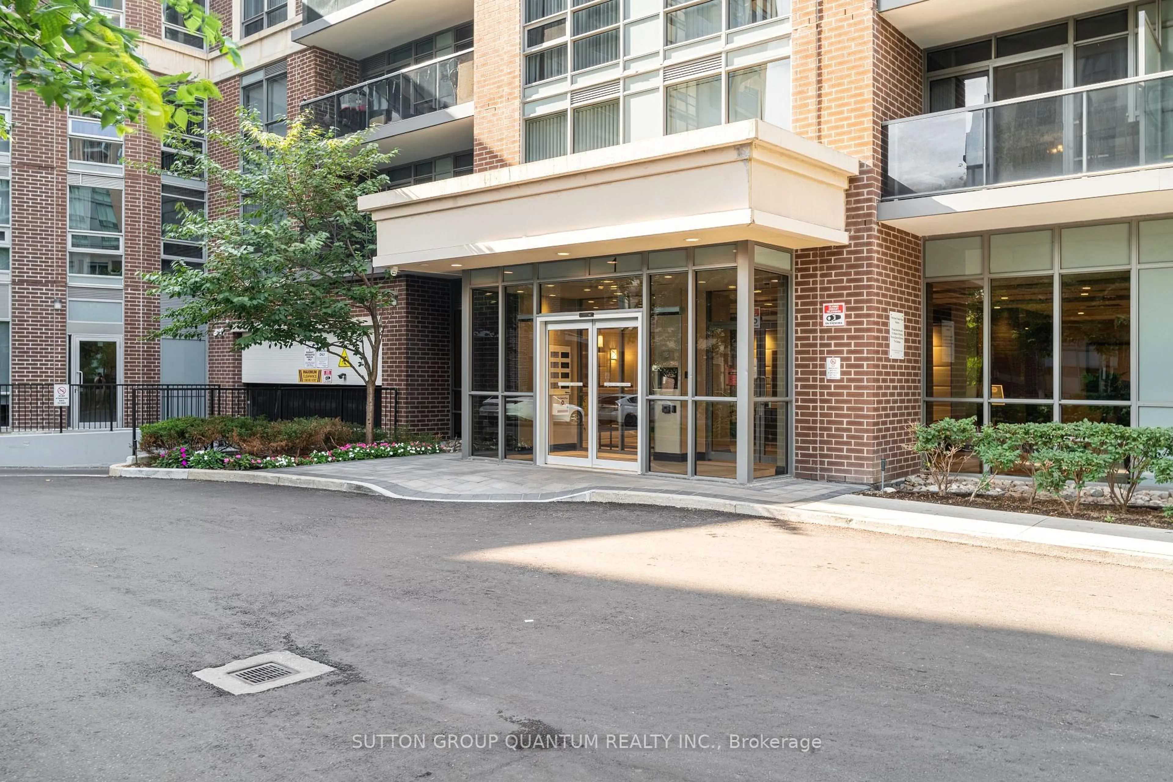 Indoor foyer for 1 Michael Power Pl #LPH 07, Toronto Ontario M9A 0A1