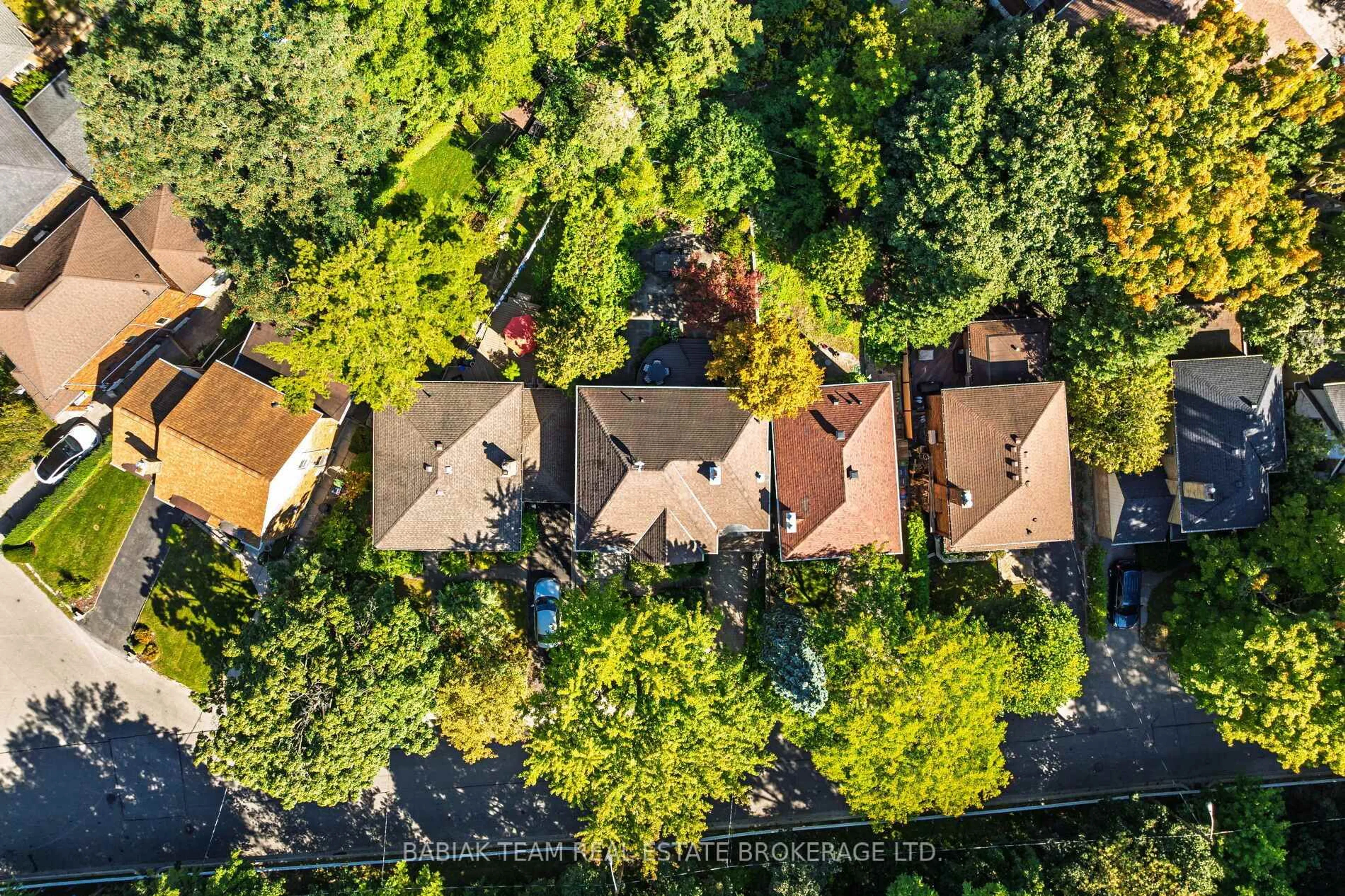 A pic from outside/outdoor area/front of a property/back of a property/a pic from drone, unknown for 74 Humberview Rd, Toronto Ontario M6S 1W8